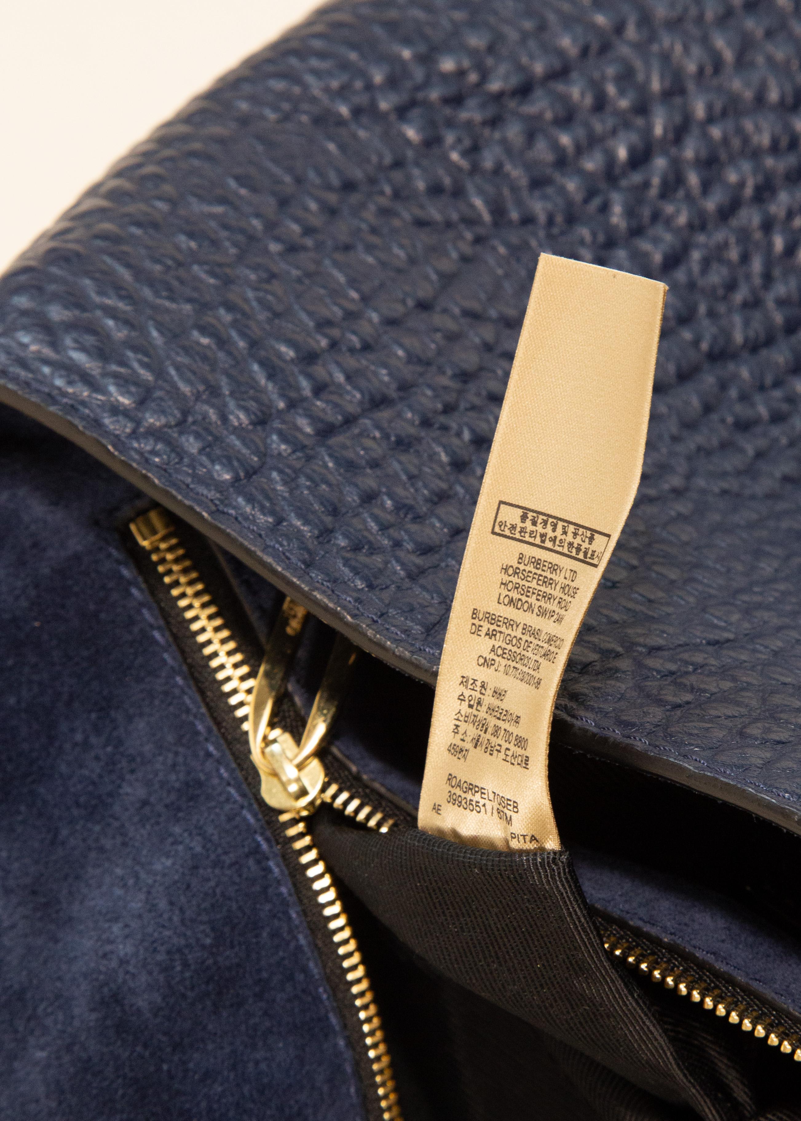 2000s Burberry Navy Blue Shoulder Bag en vente 11