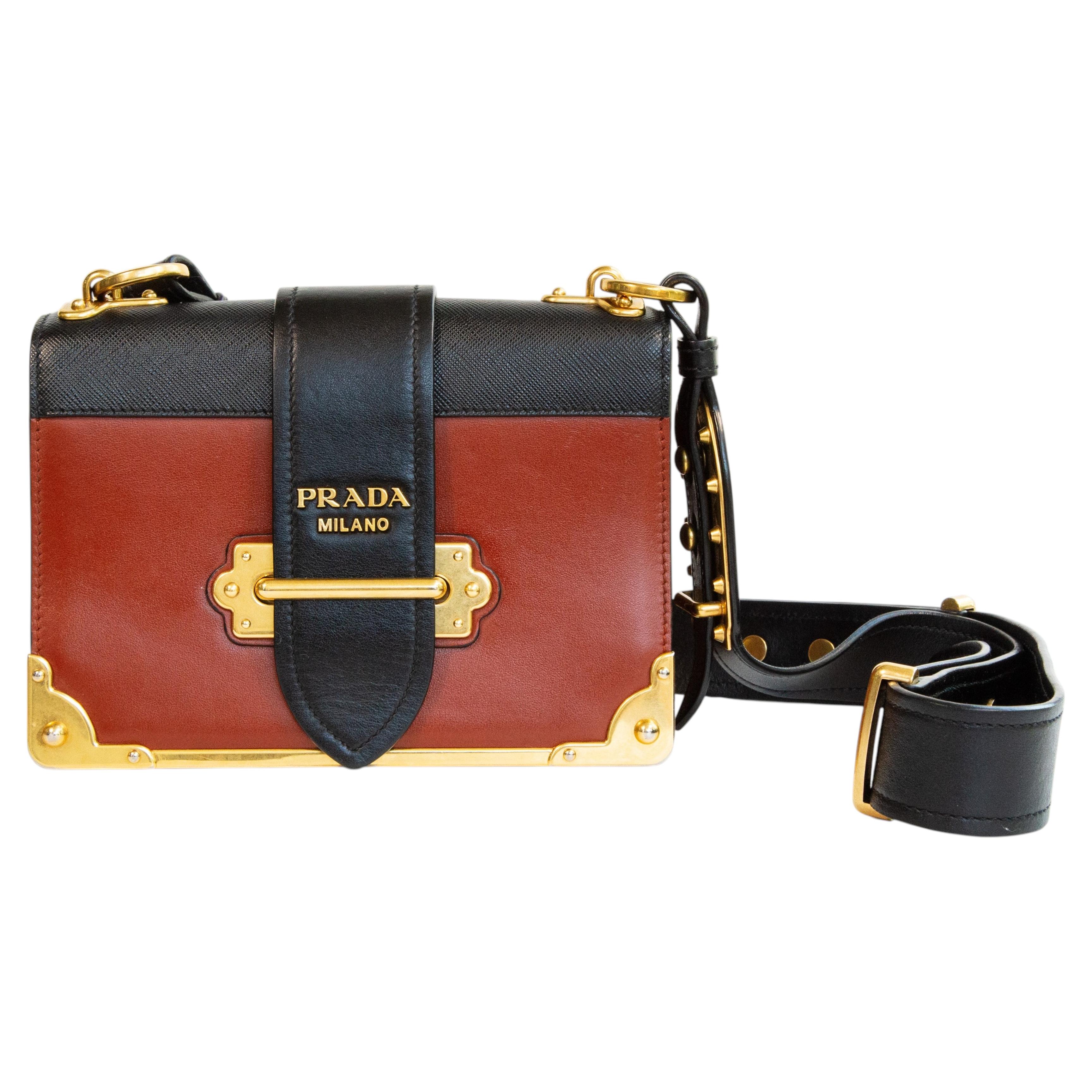 Bolso bandolera de Prada «Cahier» de los años 2000, de cuero marrón y negro