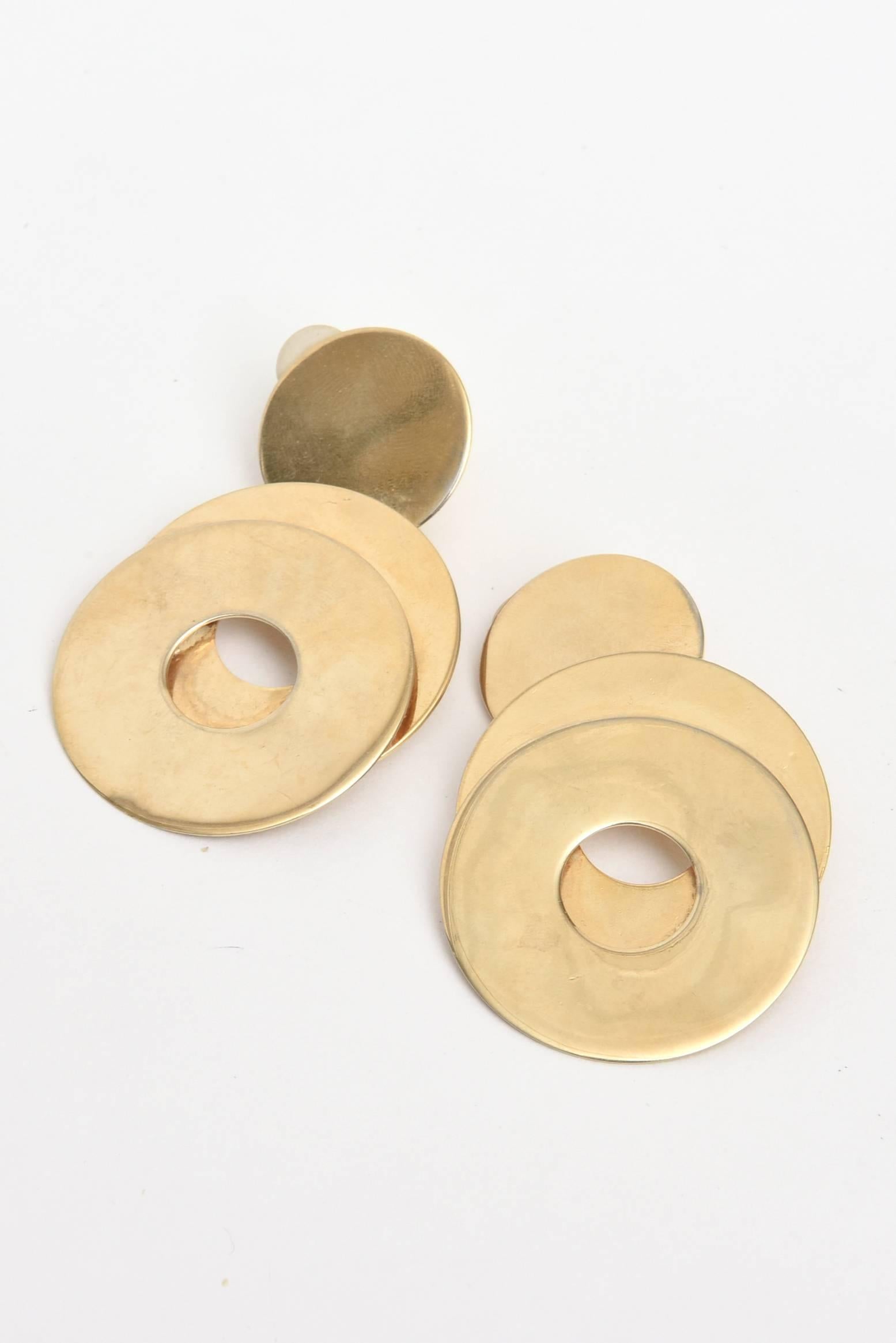 This great pair of gold plated sculptural 3 disk earrings are clip on's. They are very in vogue now and look great on the ear. These are form the 80's. Very au courant. and perfect for any season day or evening.
PLEASE NOTE: THESE ARE NOW ON SALE