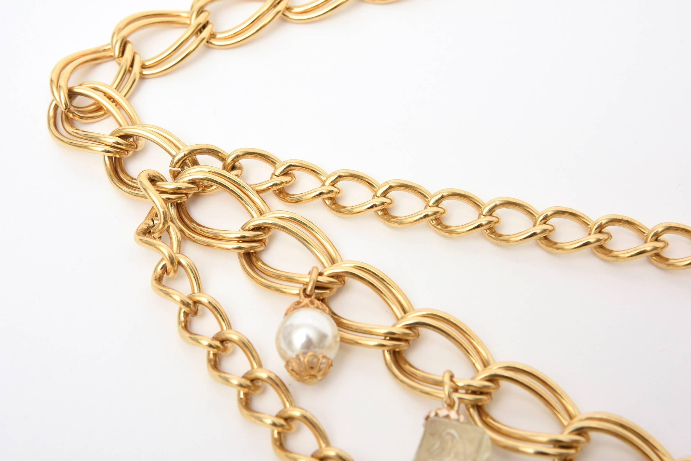 Gold Plated Chain Link Belt with Faux Pearl and Resin Dangles Vintage In Good Condition In North Miami, FL