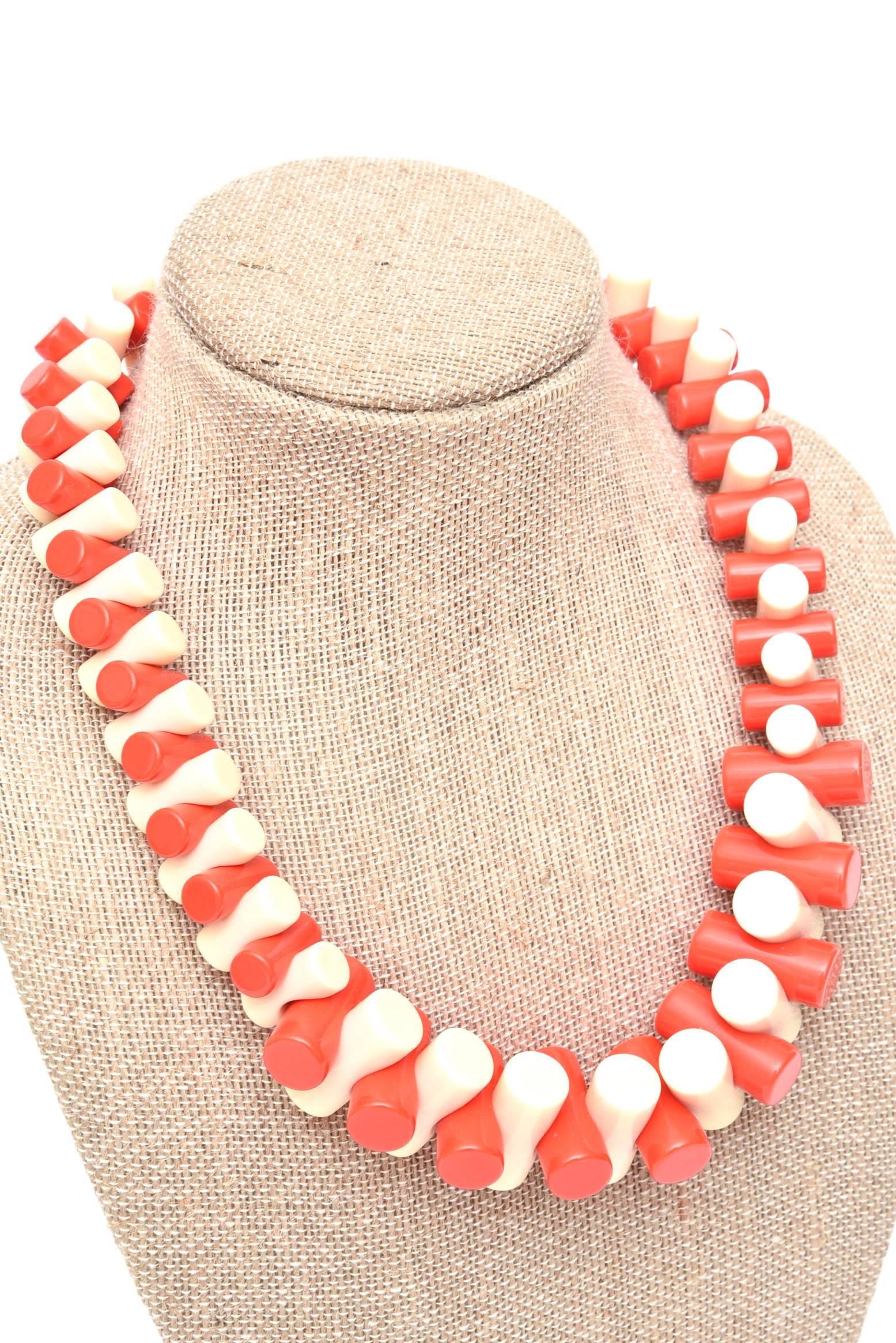 Women's French Sculptural Resin Necklace 90'S. For Sale