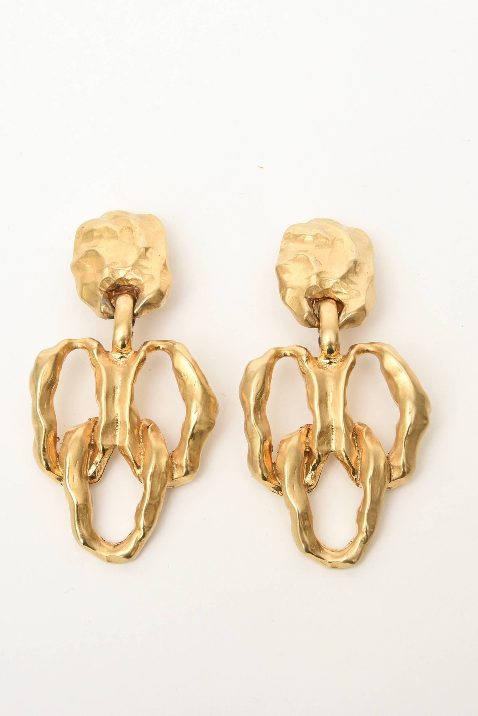 These handsome gold-plated dangle earrings make a statement. They are very au courant now. They are for the 80's.
They are clip on's and have some texture to them.
