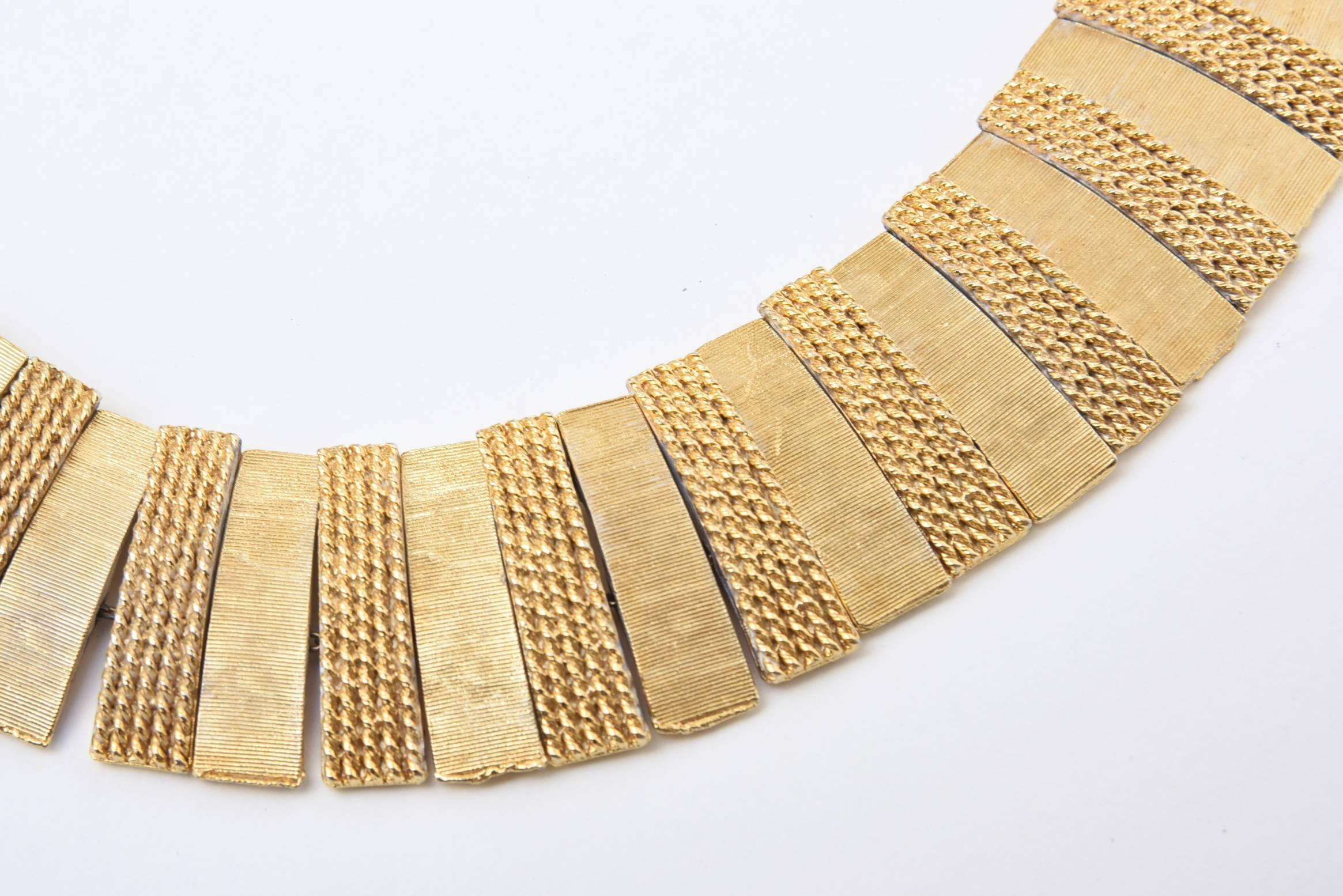 Moderne Collier réticulé texturé vintage avec collier en plaqué or en vente