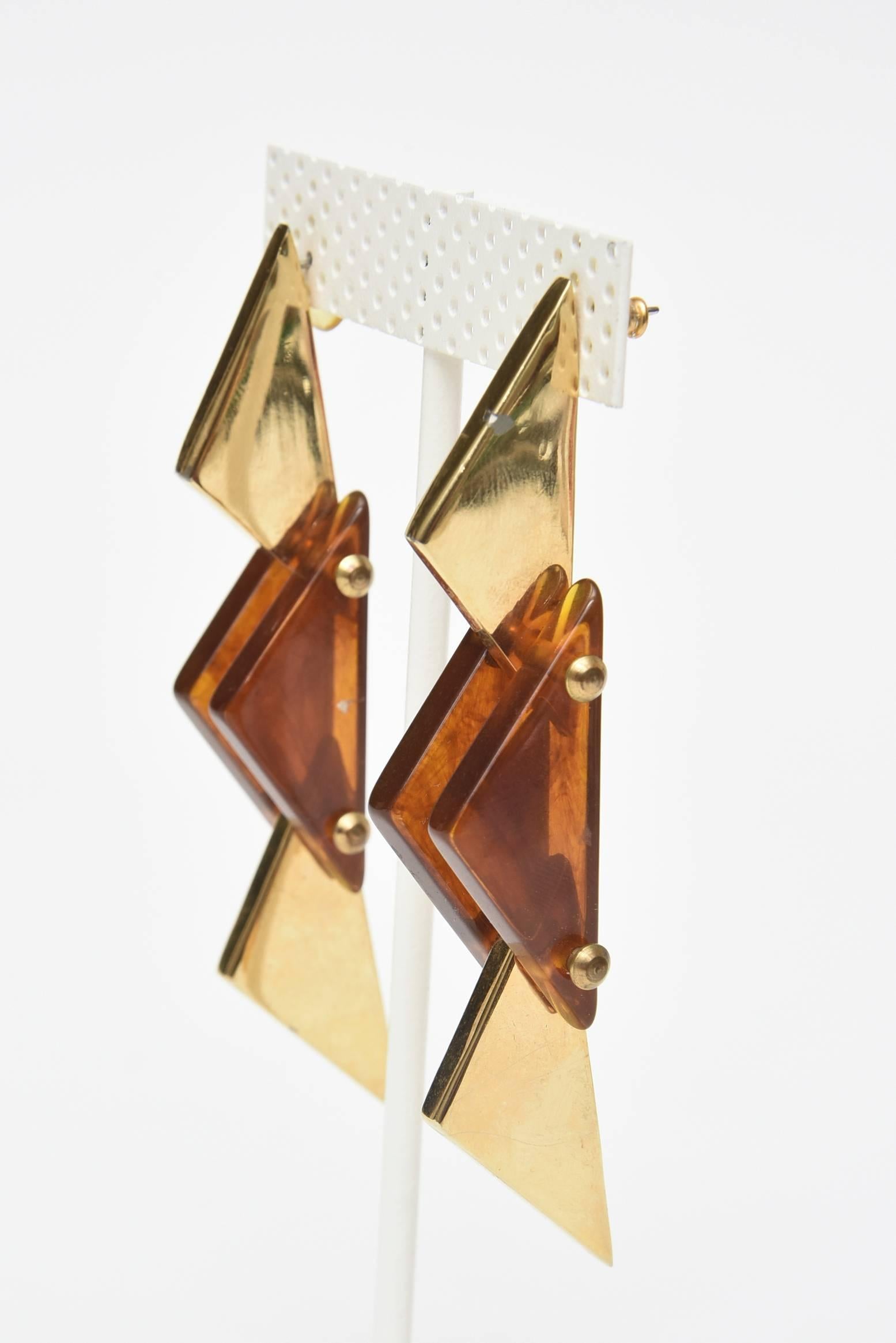 Modernist Tortoise Lucite and Brass Plated Dangle Sculptural Earrings Pair Of Vintage For Sale