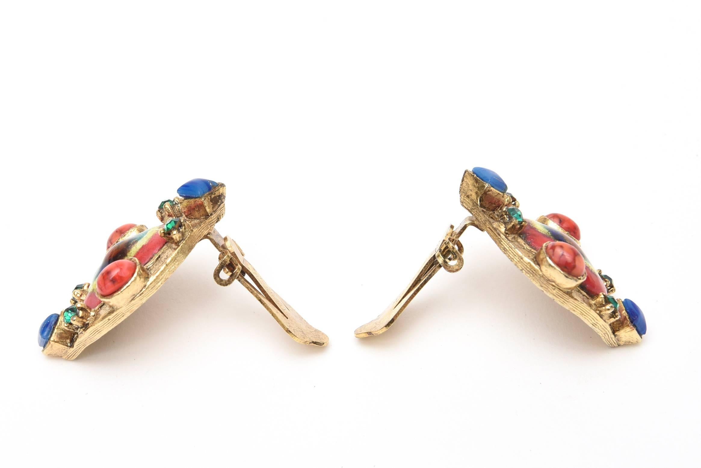 Hattie Carnegie Vintage Enamel Rhinestone Glass Pin Or Pendant & Earrings Set For Sale 1