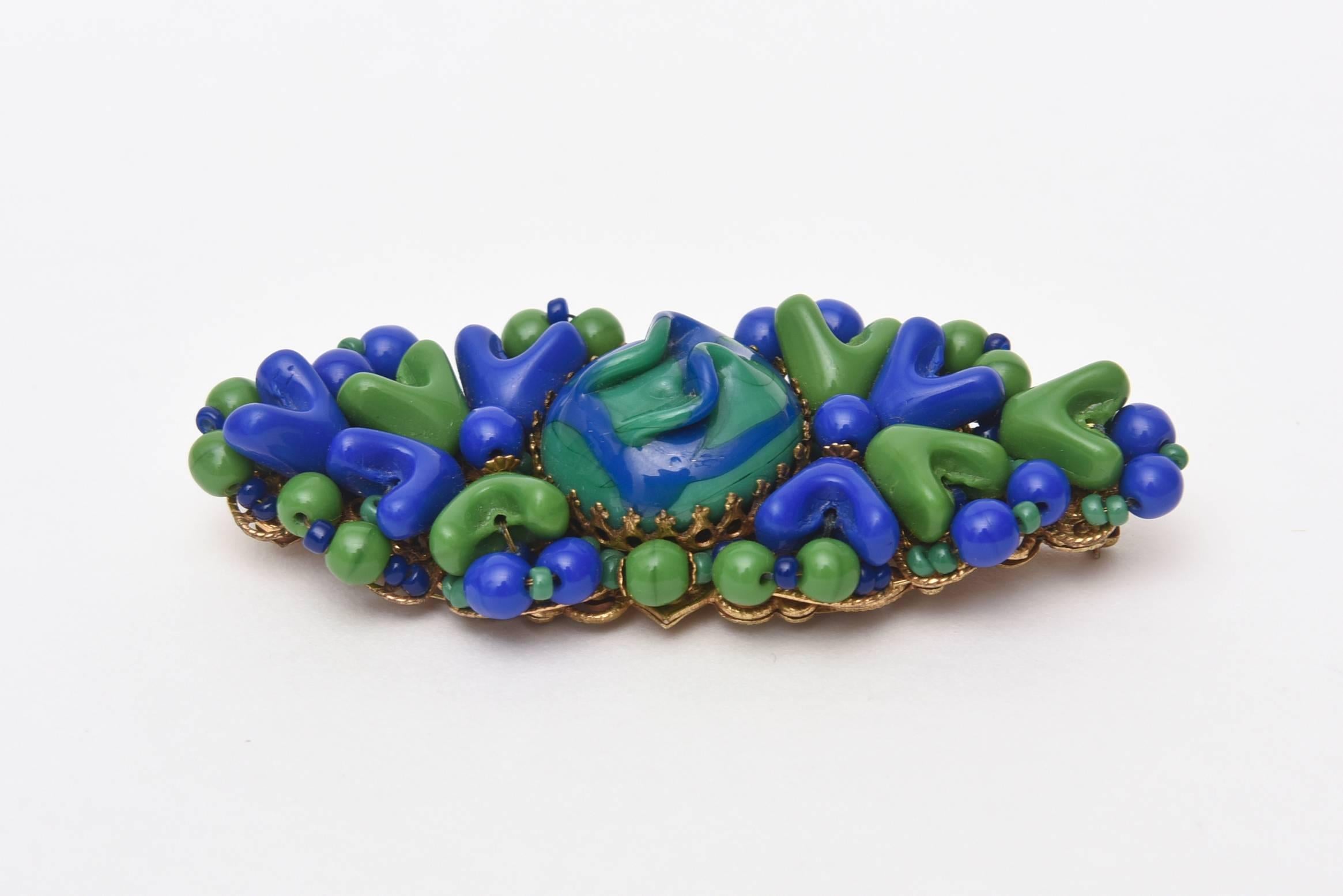  MIriam Haskell Broche en résine bleu royal et vert avec perles, style moderne du milieu du siècle dernier Pour femmes en vente