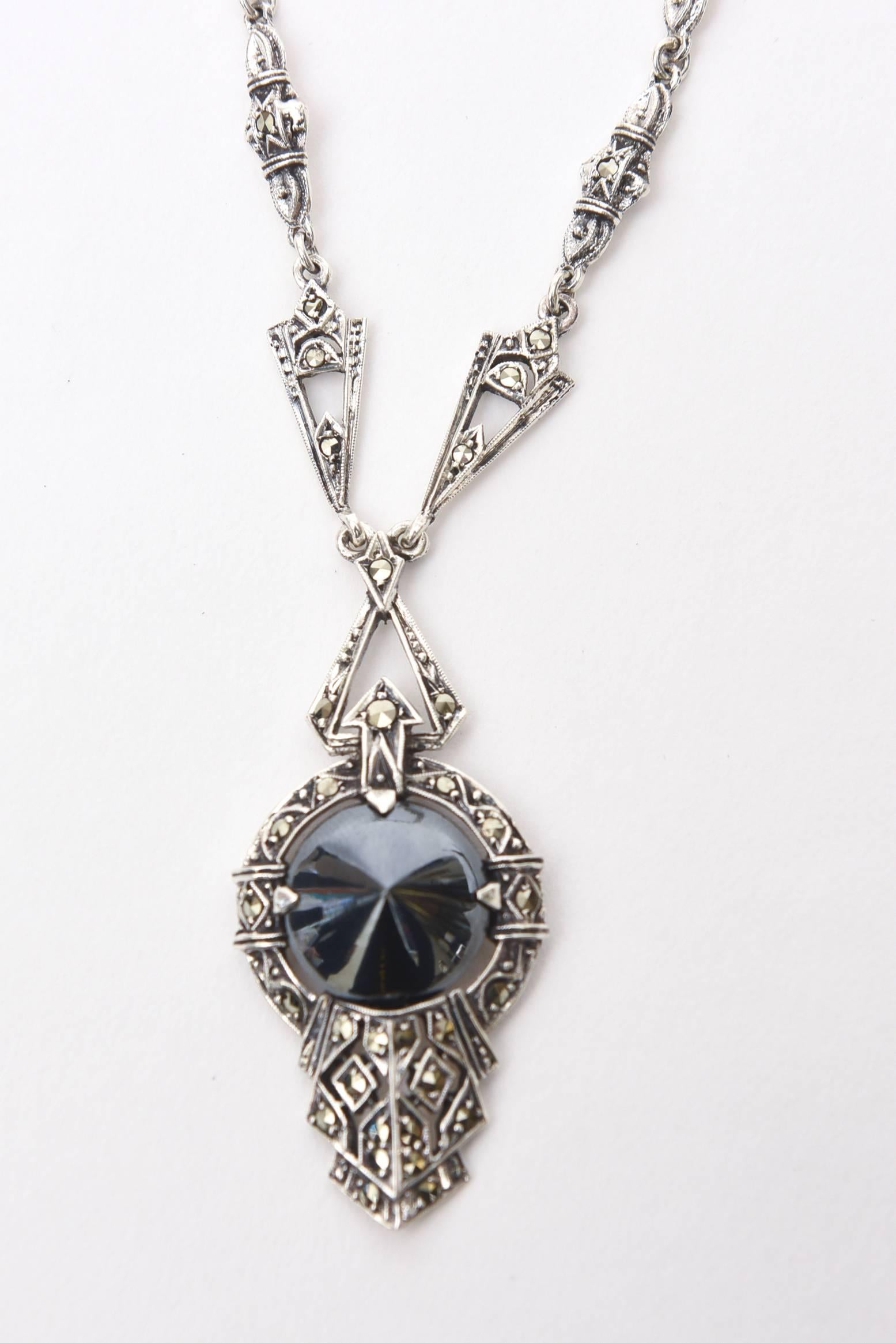 Diese elegante Art-Deco-Halskette besteht aus einem Halbedelstein aus Hämatit, der mit Sterlingsilber und Markasit gefasst ist. Der Hämatitstein, ein Mineral, sieht aus wie Mondstein und ist dunkelgrau-schwarz. Er hat heilende Eigenschaften, indem