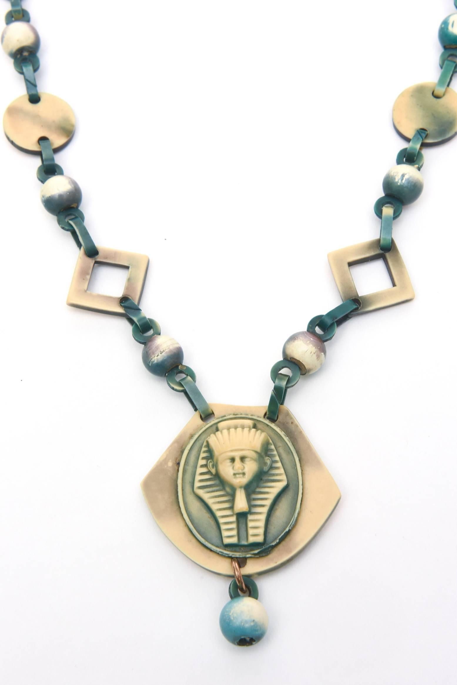 Ce collier vintage intéressant et semi-long avec de belles couleurs de celluloïd ; qui est comme de la bakélite a une influence néo-égyptienne avec une sensation d'art déco et d'époque tout en étant moderne. Le celluloïd date de la même époque.