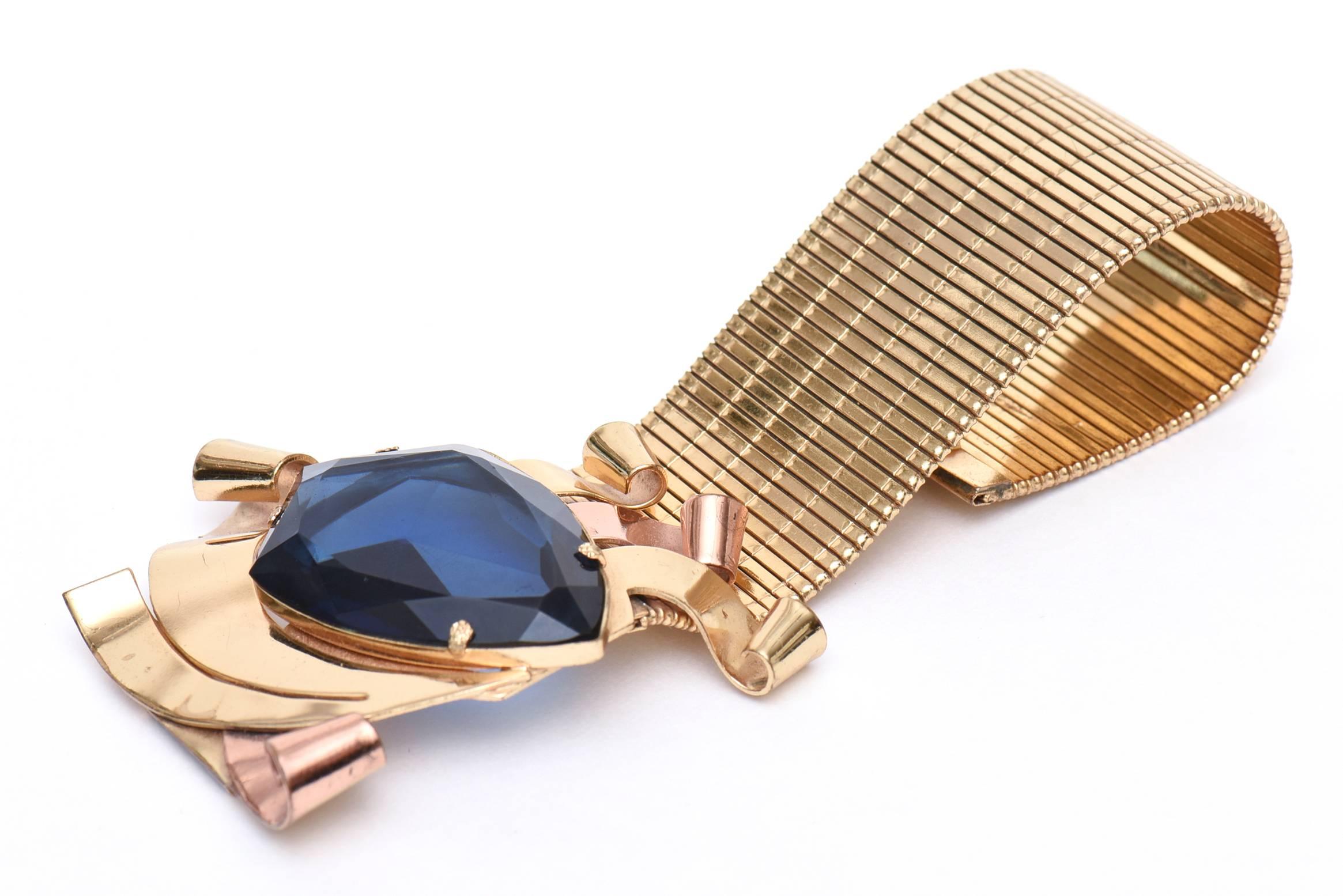 Rétro Bracelet manchette rétro Coro en or, cuivre et verre à facettes bleues  en vente