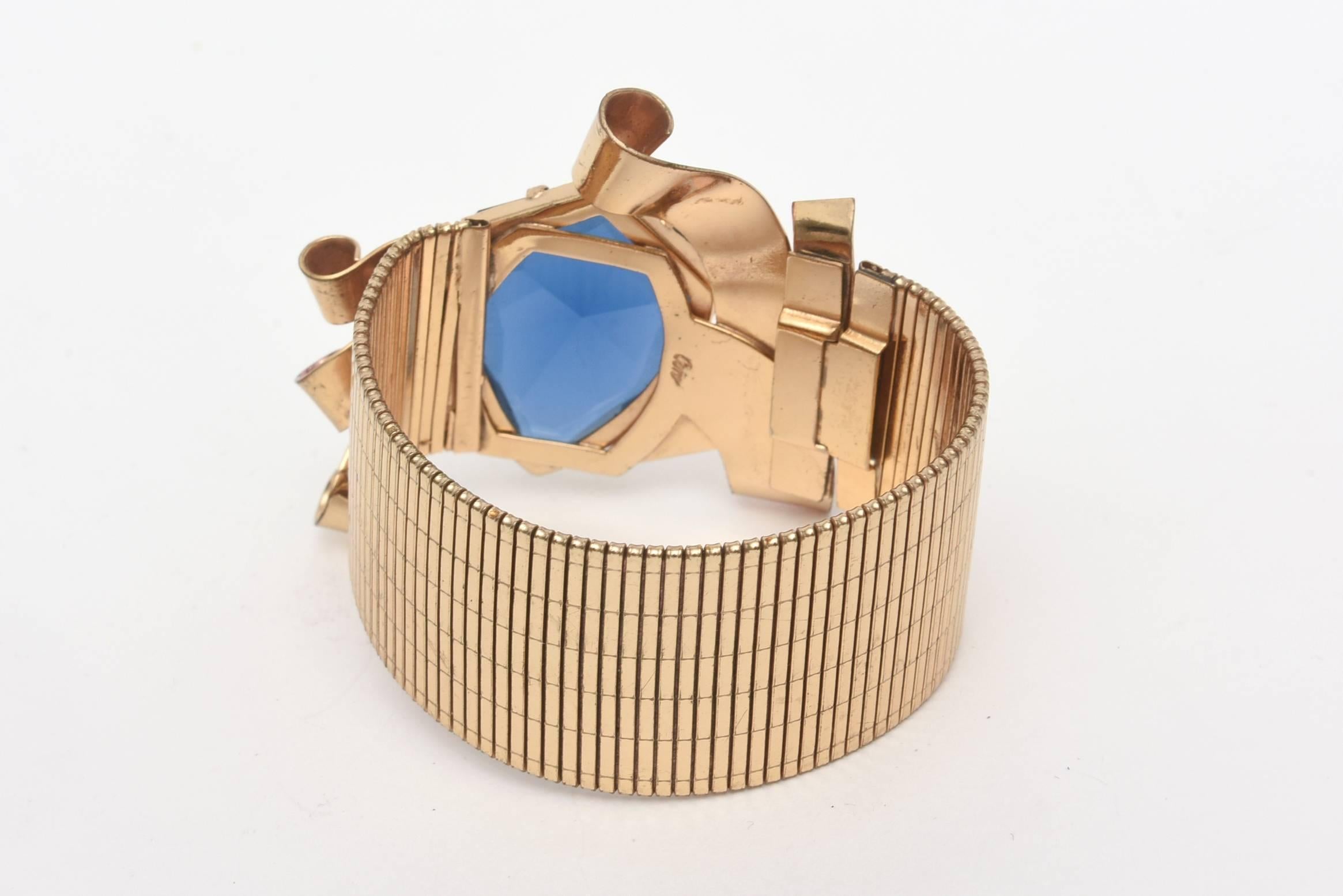 Bracelet manchette rétro Coro en or, cuivre et verre à facettes bleues  en vente 3