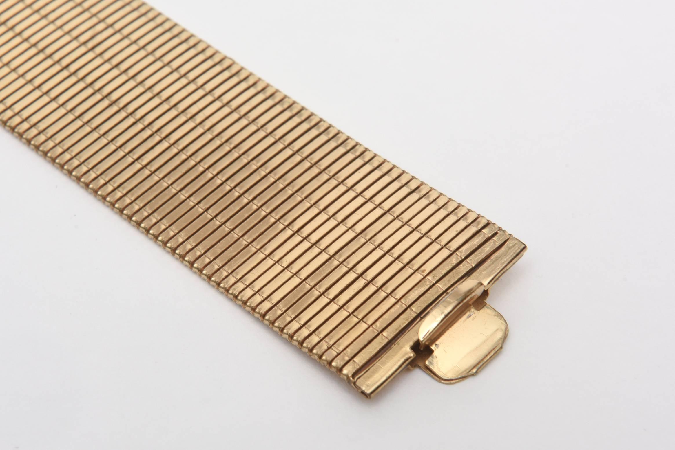 Manschettenarmband aus Gold, Kupfer und blauem facettiertem Glas im Retro-Stil  im Angebot 1