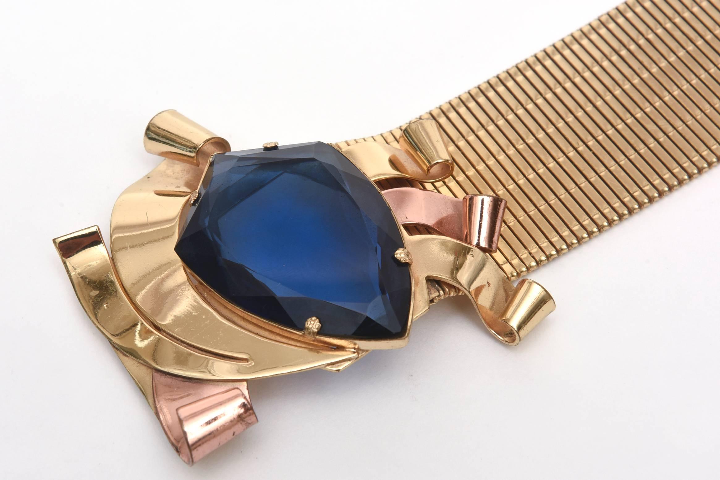 Bracelet manchette rétro Coro en or, cuivre et verre à facettes bleues  en vente 1