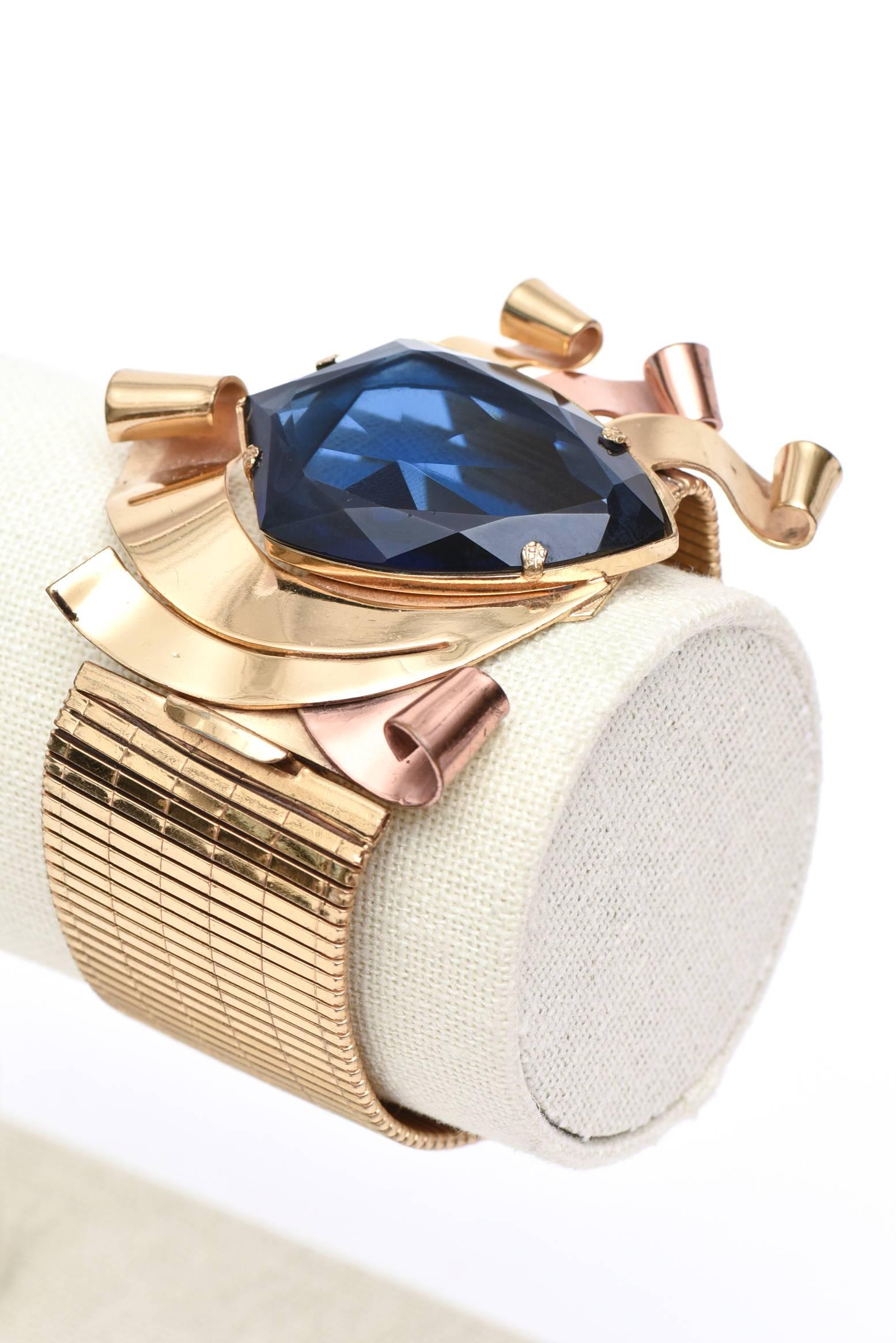 Manschettenarmband aus Gold, Kupfer und blauem facettiertem Glas im Retro-Stil  im Angebot 6