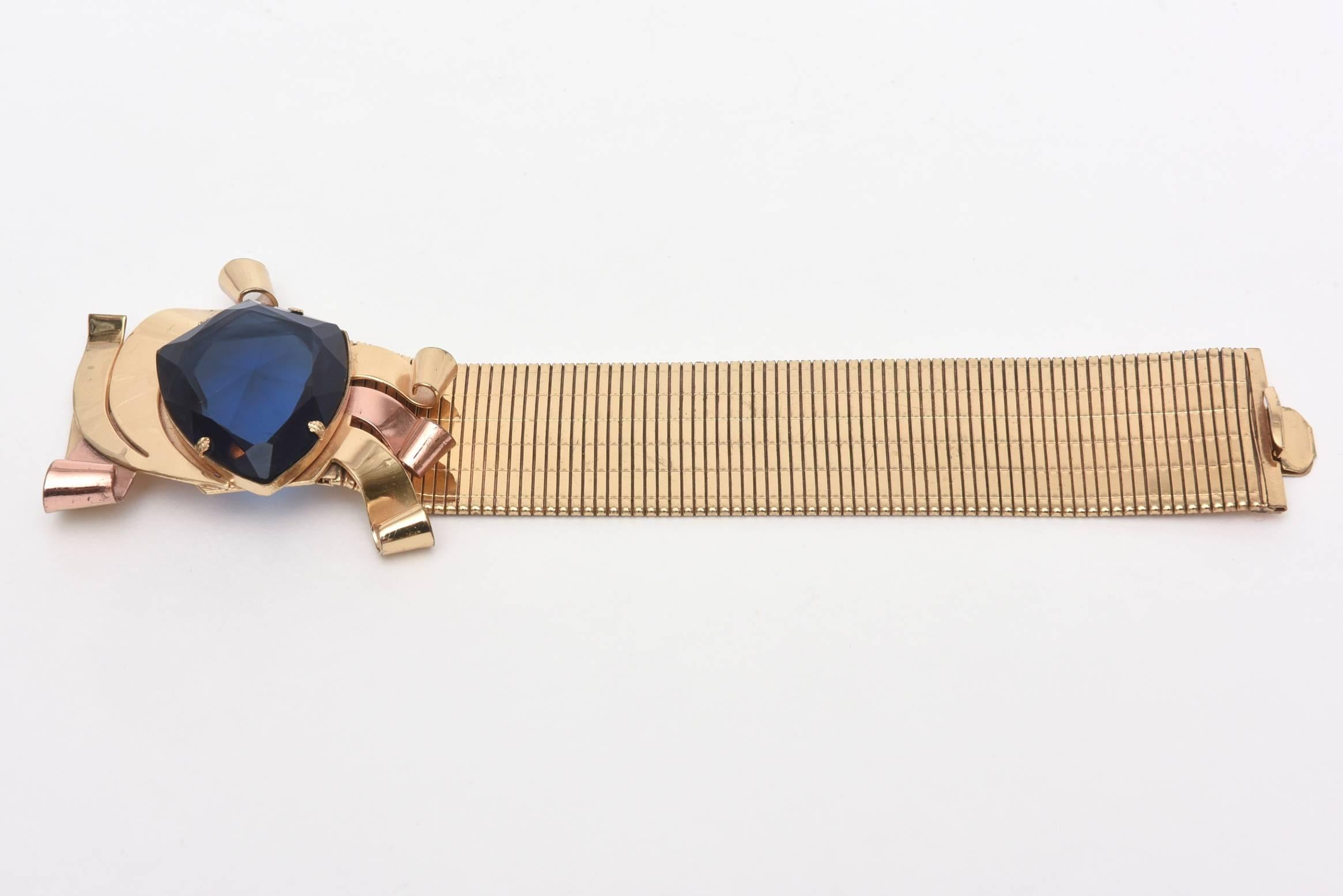 Bracelet manchette rétro Coro en or, cuivre et verre à facettes bleues  Bon état - En vente à North Miami, FL
