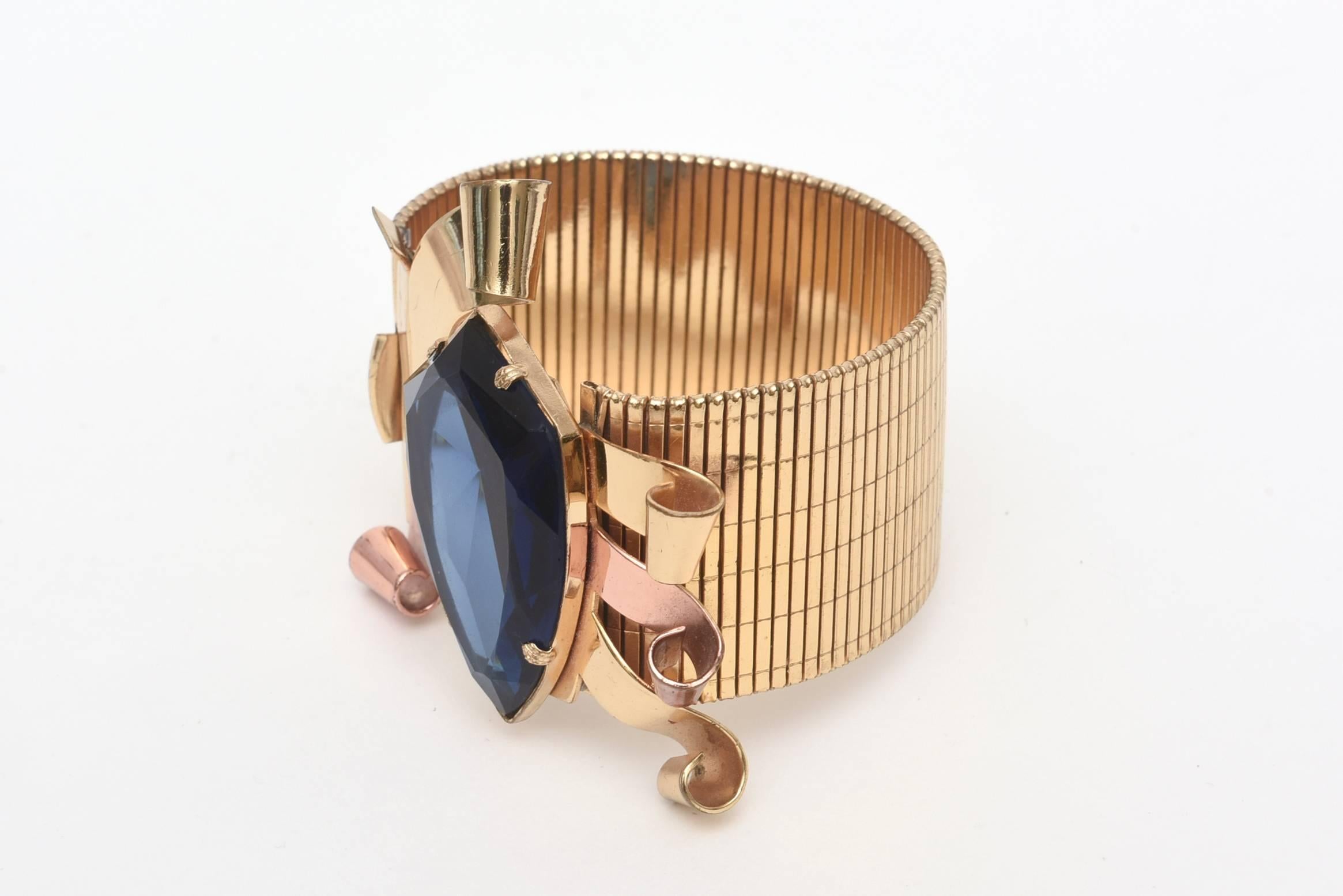 Bracelet manchette rétro Coro en or, cuivre et verre à facettes bleues  en vente 2