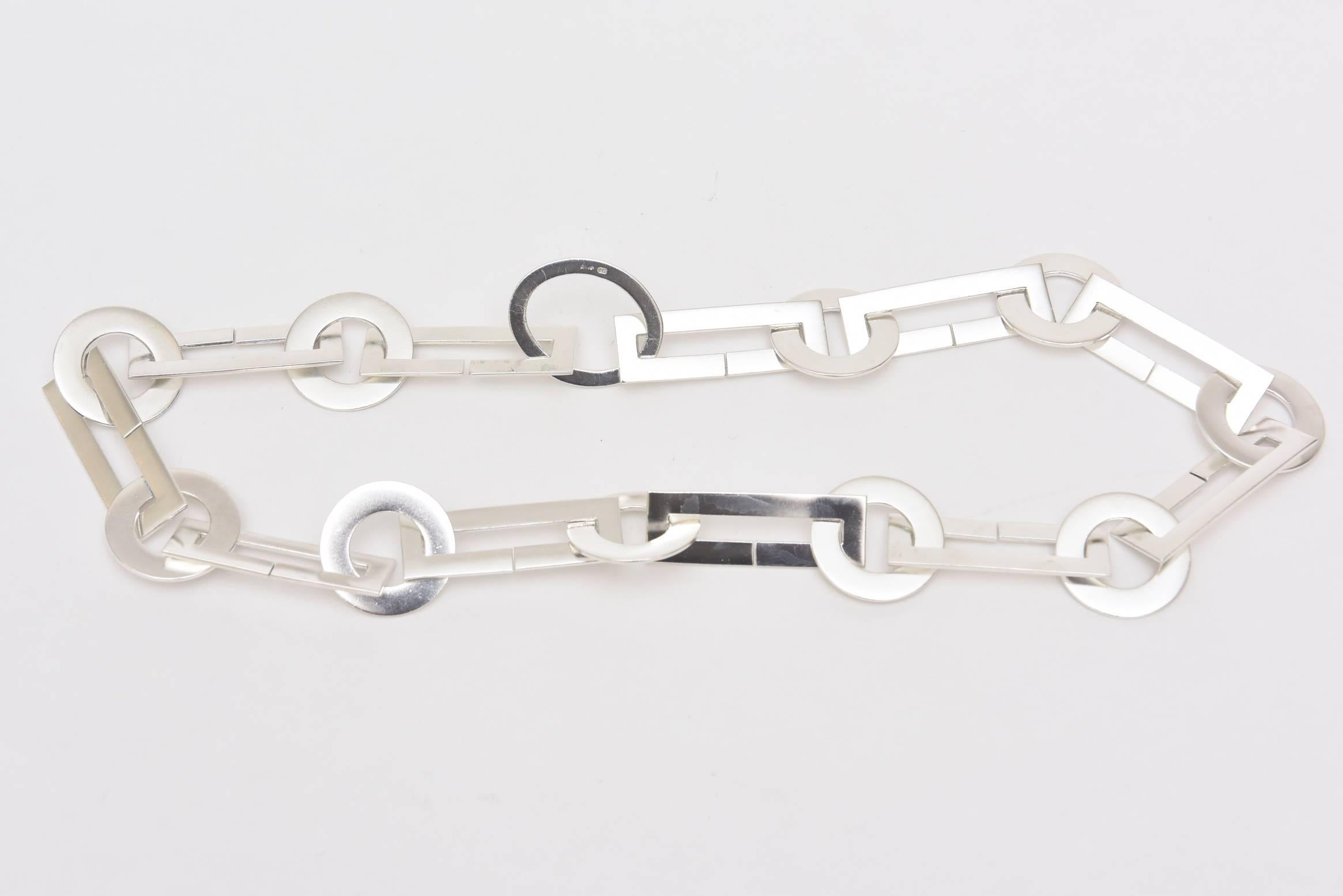 Questa straordinaria collana in argento sterling in stile art déco è così modernista. Cerchi di argento sterling incontrano rettangoli. La chiusura di uno dei rettangoli scorre verso l'interno e si apre. Fantastico sul collo. È contrassegnato dalla