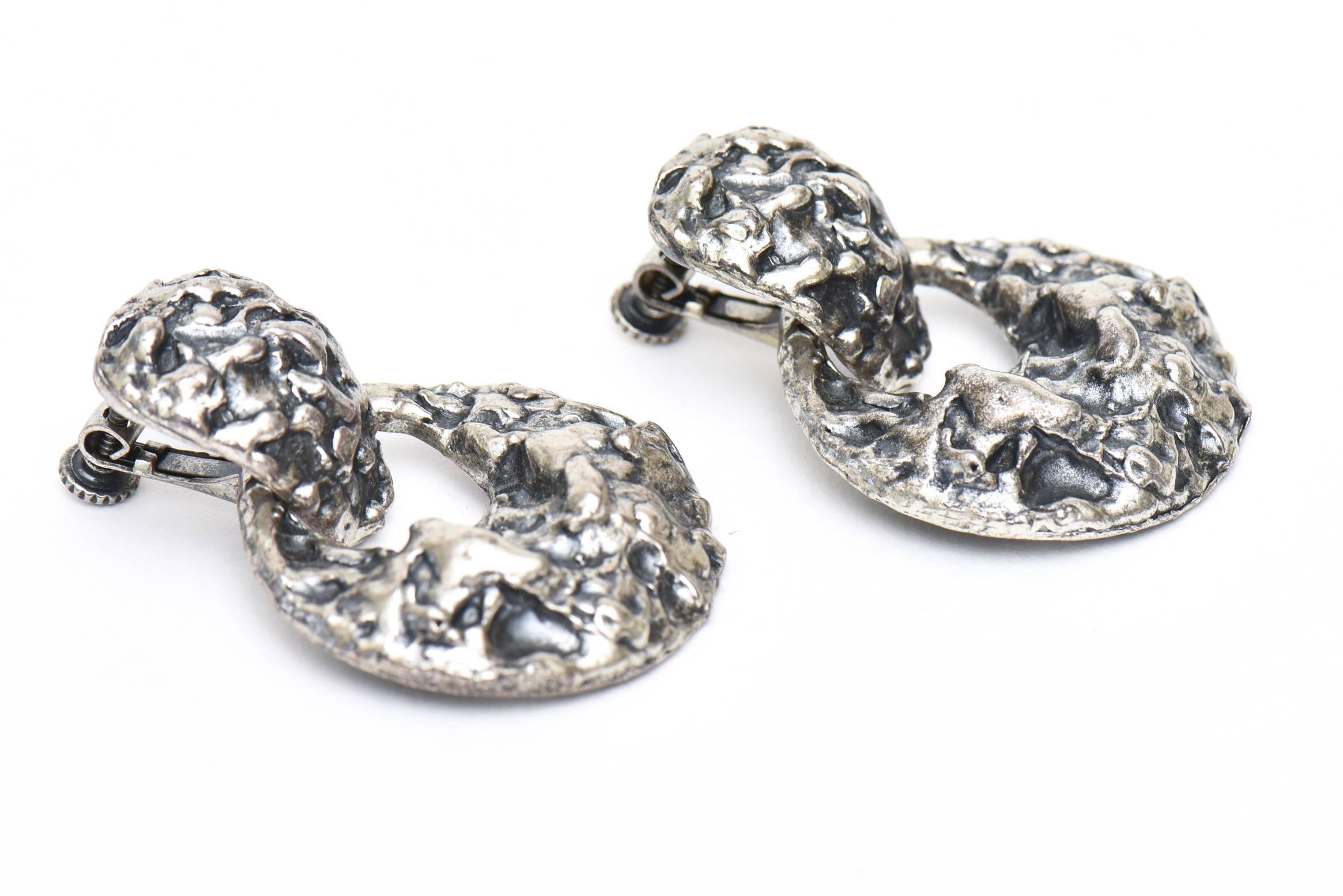 These vintage Napier screw back earrings are of a brutalist style. Tres chic! Rock star meets sculptural brutalist. They are silver toned almost with a black wash finish. They are modern and timeless in a most interesting way. Sorry the photos do