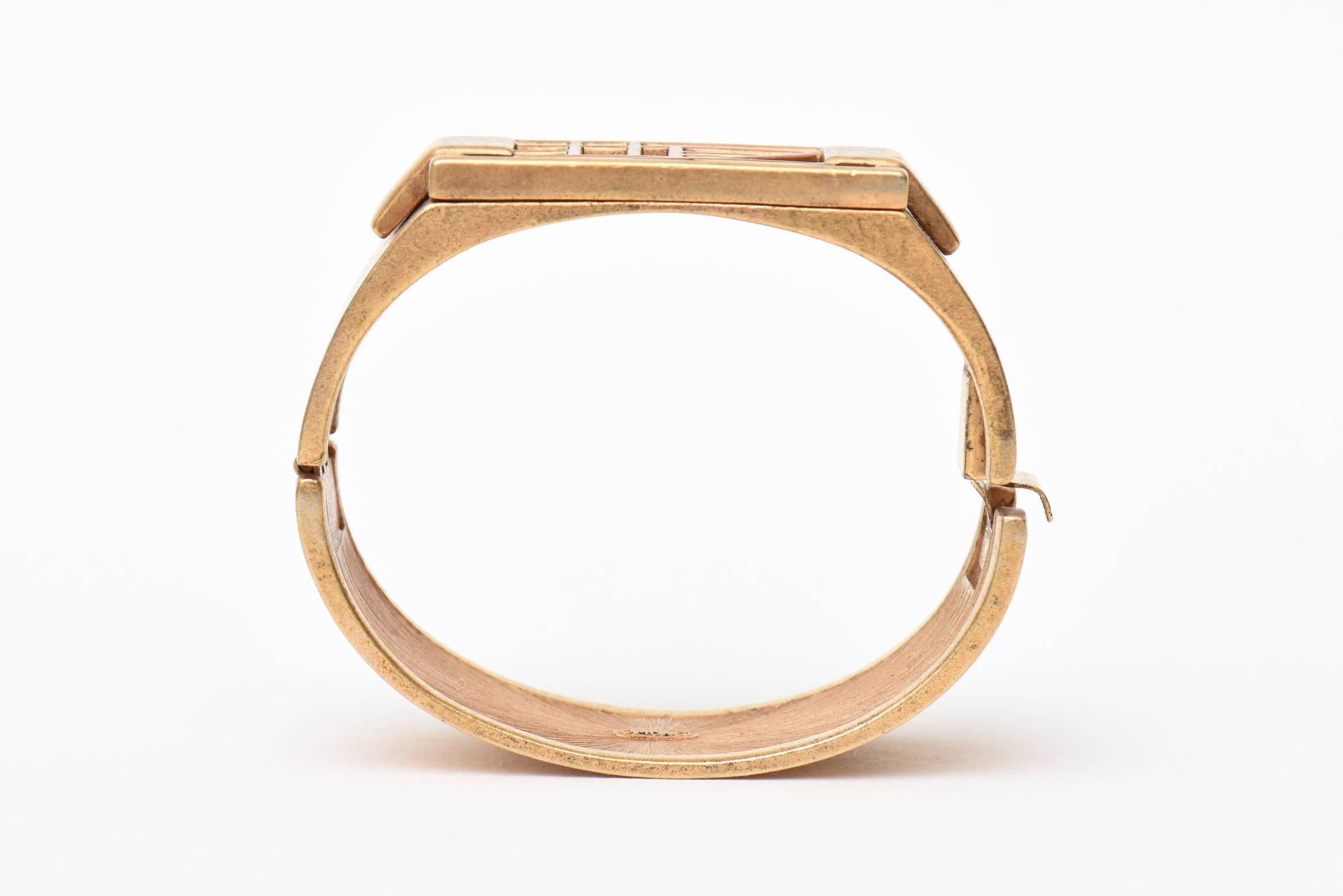 Pulsera brazalete con bisagra de resina chapada en oro y rosa y turquesa firmada por Monet en Bueno estado para la venta en North Miami, FL