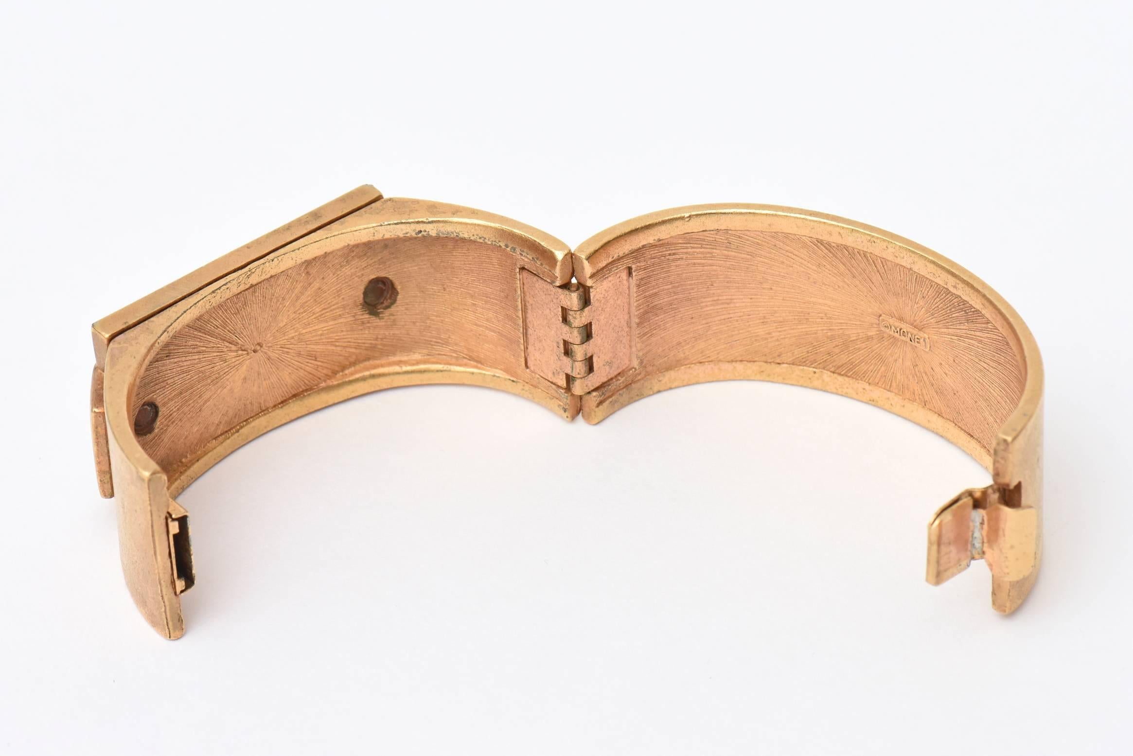 Pulsera brazalete con bisagra de resina chapada en oro y rosa y turquesa firmada por Monet en venta 3