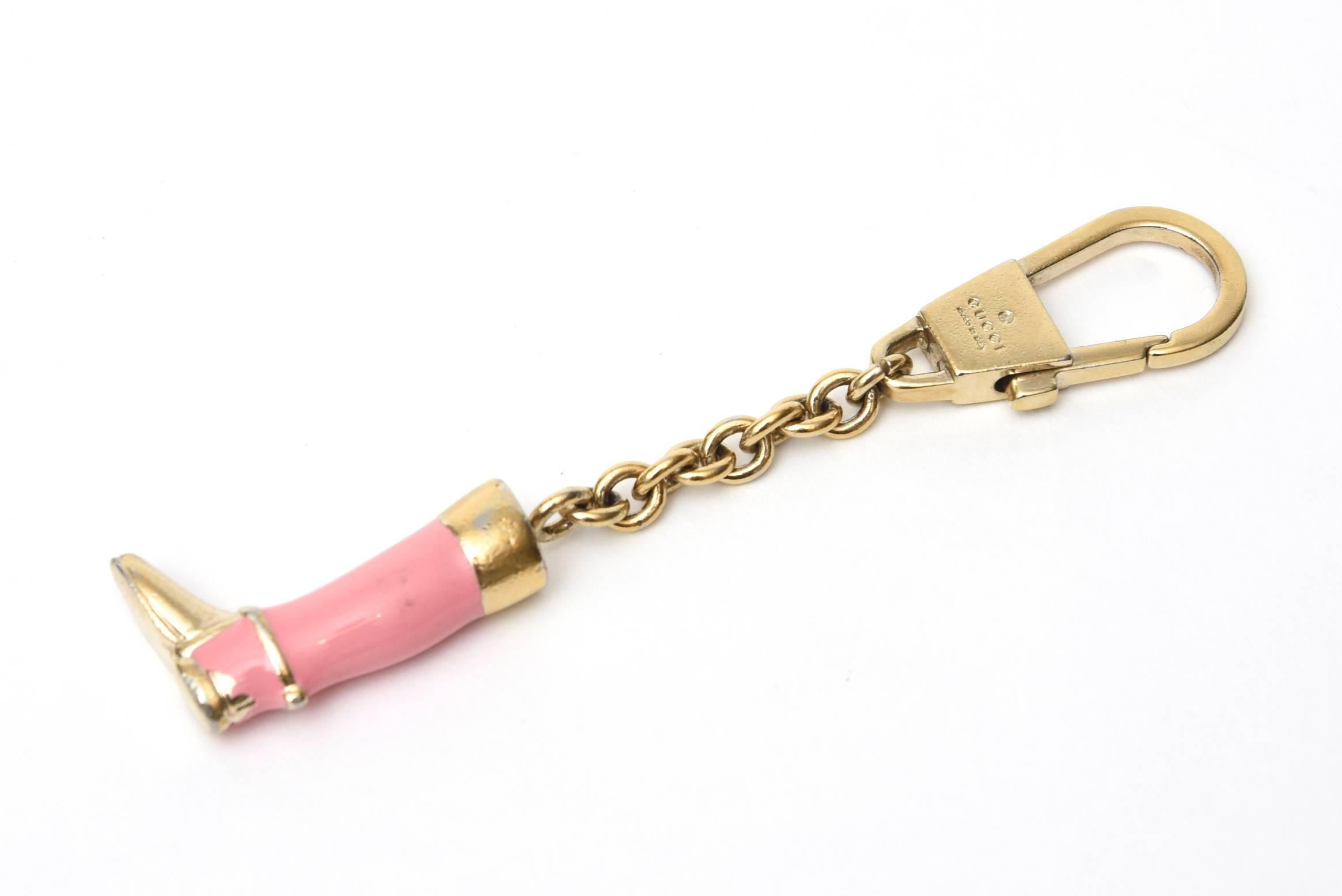  Signierte Vintage-Schlüsselkette von Gucci aus rosa Emaille und Messing mit Steigbügel-Stiefeln  (Beige) im Angebot