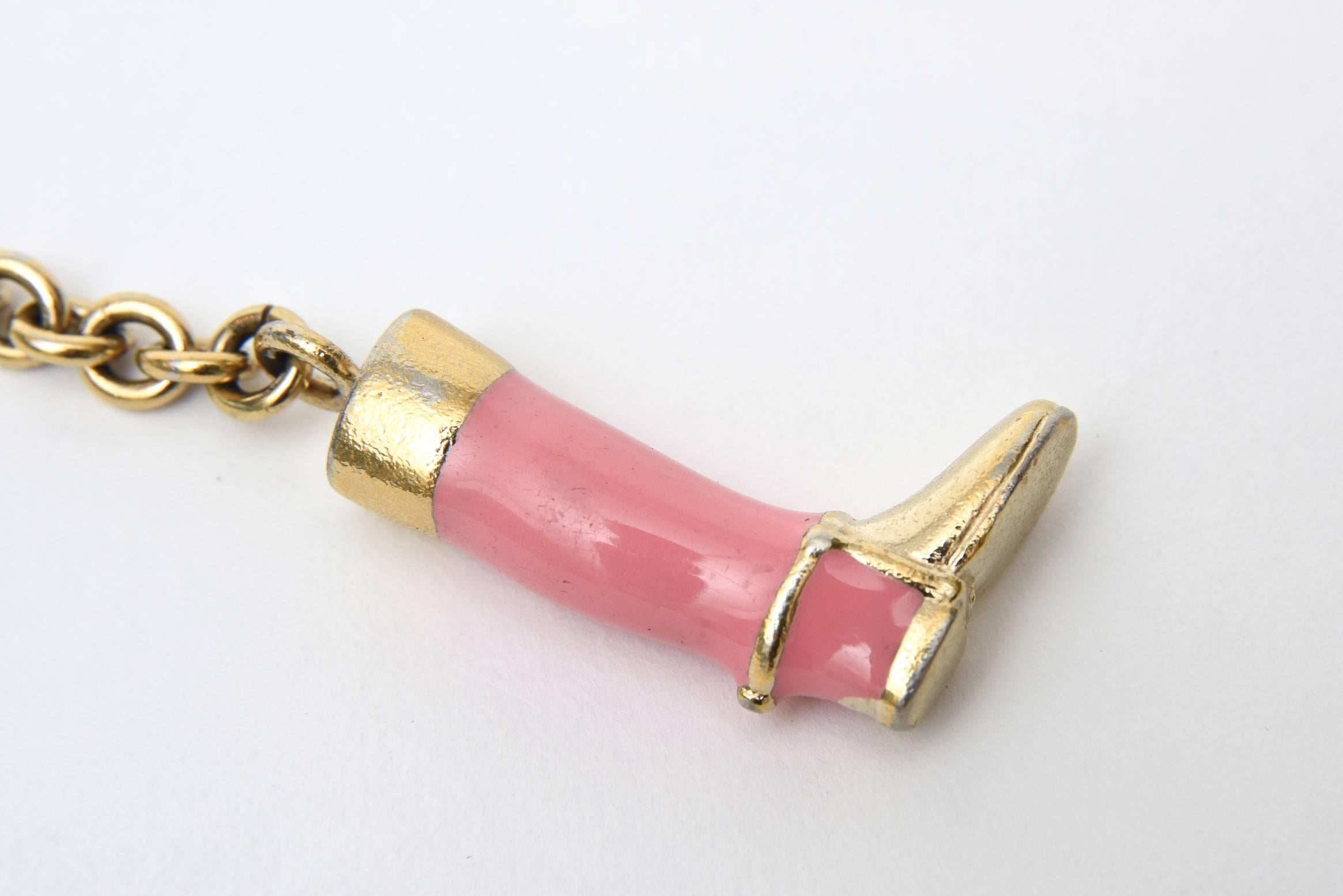  Signierte Vintage-Schlüsselkette von Gucci aus rosa Emaille und Messing mit Steigbügel-Stiefeln  im Zustand „Gut“ im Angebot in North Miami, FL