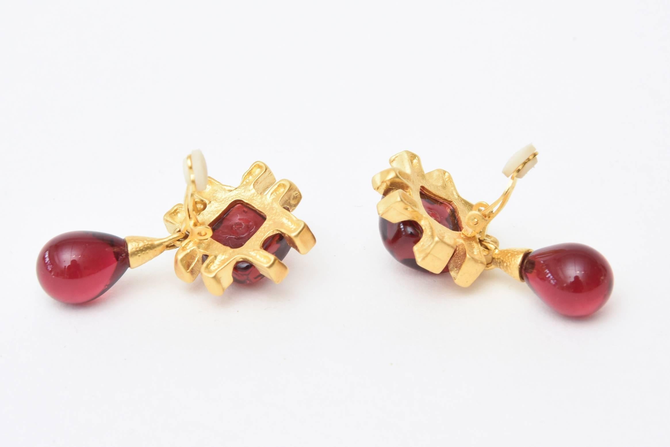 Moderne Andrew Springarn, clips d'oreilles pendants en verre Gripoix rouge et plaqué or en vente
