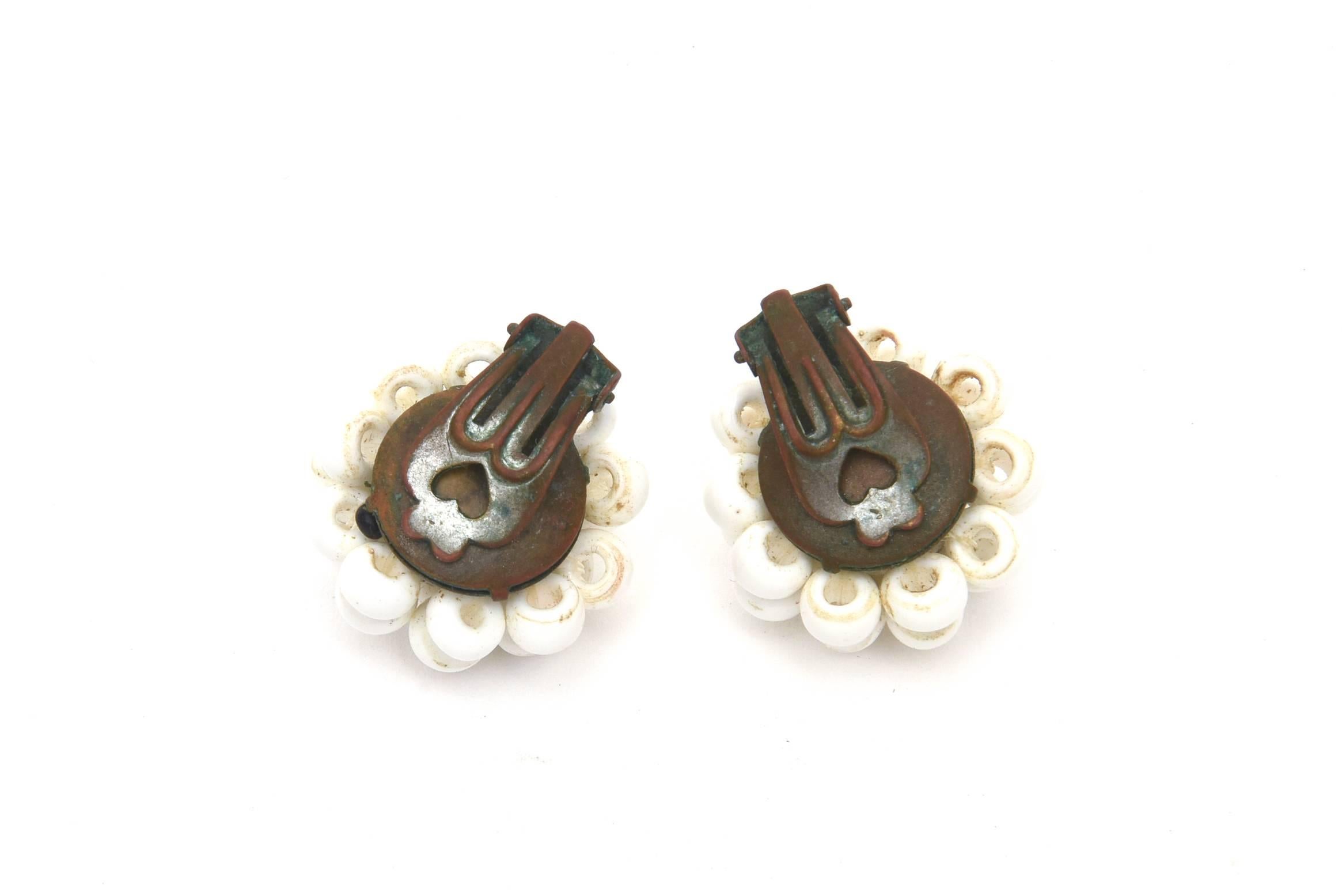 Vintage Langani Multi Strand White Beaded Necklace and Pair of Clips Earrings (Collier de perles blanches à plusieurs brins et paire de boucles d'oreilles à clip) en vente 1