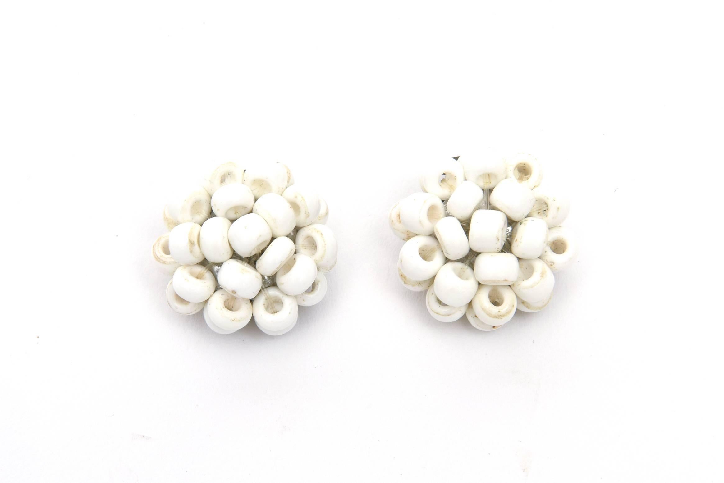 Vintage Langani Multi Strand White Beaded Necklace and Pair of Clips Earrings (Collier de perles blanches à plusieurs brins et paire de boucles d'oreilles à clip) Bon état - En vente à North Miami, FL