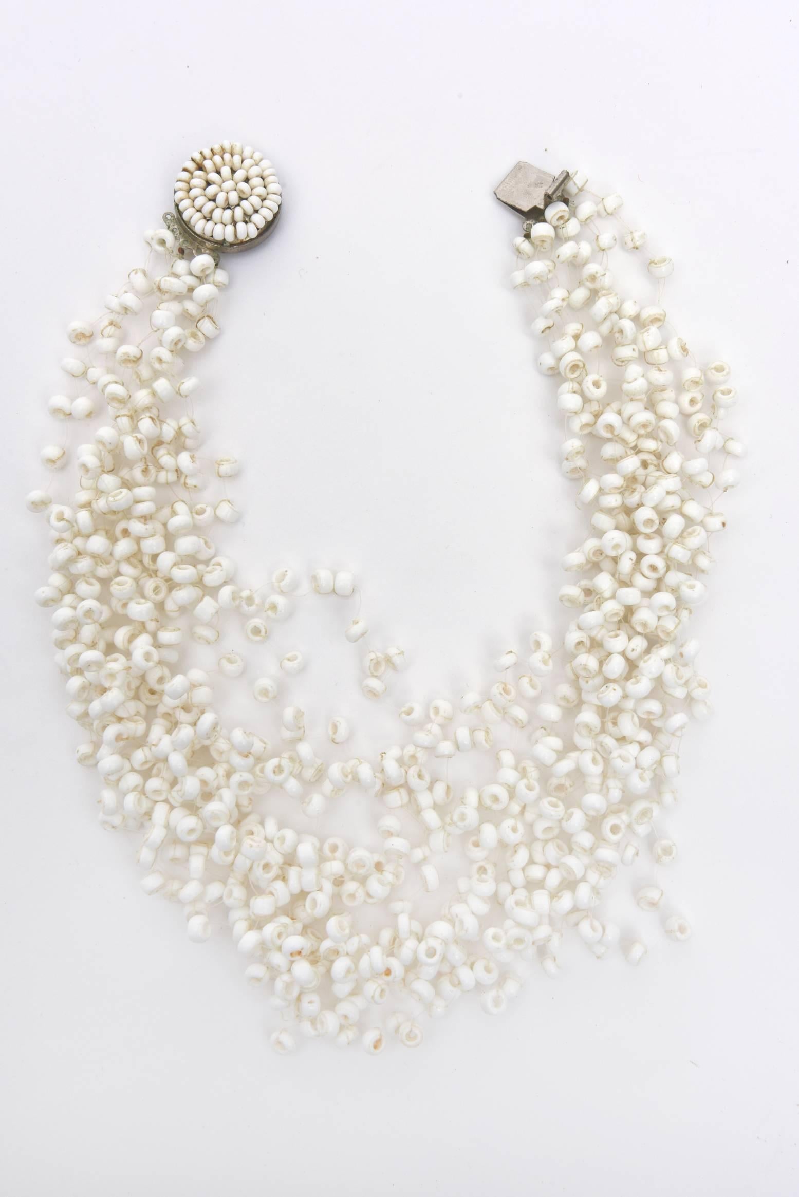Moderne Vintage Langani Multi Strand White Beaded Necklace and Pair of Clips Earrings (Collier de perles blanches à plusieurs brins et paire de boucles d'oreilles à clip) en vente