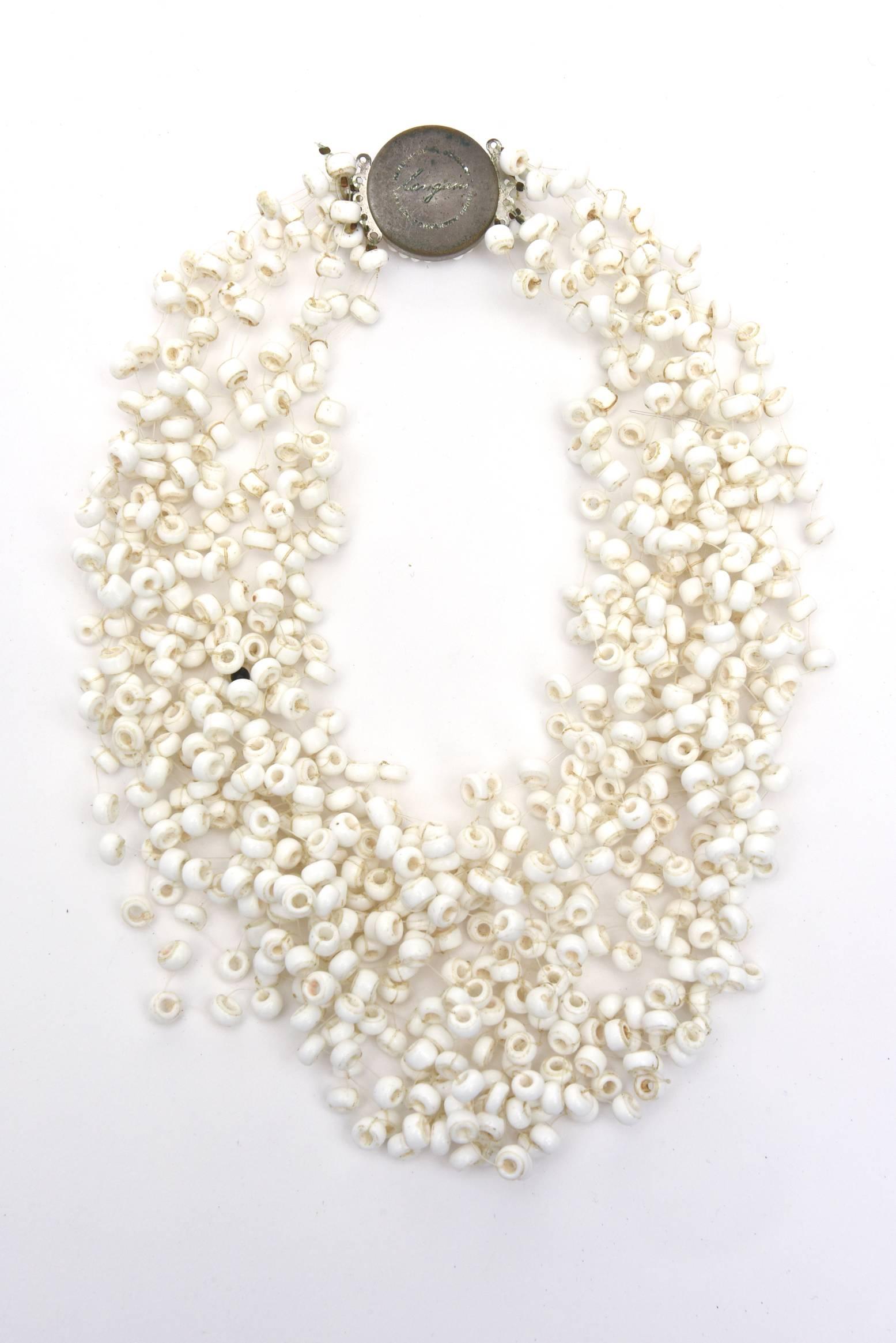 Ce magnifique collier vintage blanc à plusieurs brins signé Langani et conçu par Anna Langani d'Allemagne a un aspect net, aéré et une grande présence sculpturale. On a presque l'impression qu'il flotte sur le cou. Il est désormais parfait pour