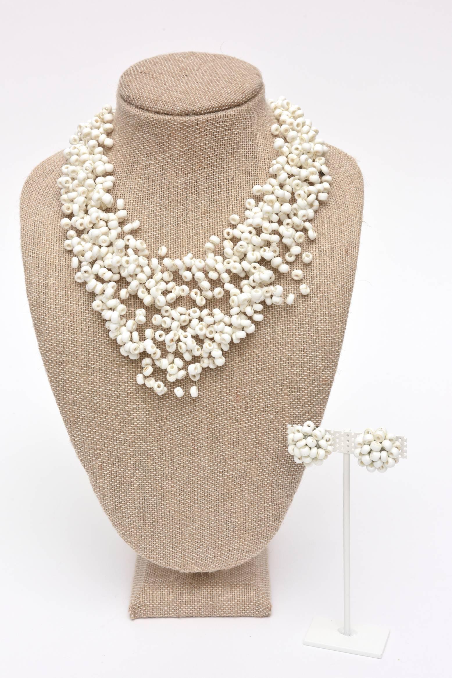 Vintage Langani Multi Strand White Beaded Necklace and Pair of Clips Earrings (Collier de perles blanches à plusieurs brins et paire de boucles d'oreilles à clip) en vente 3