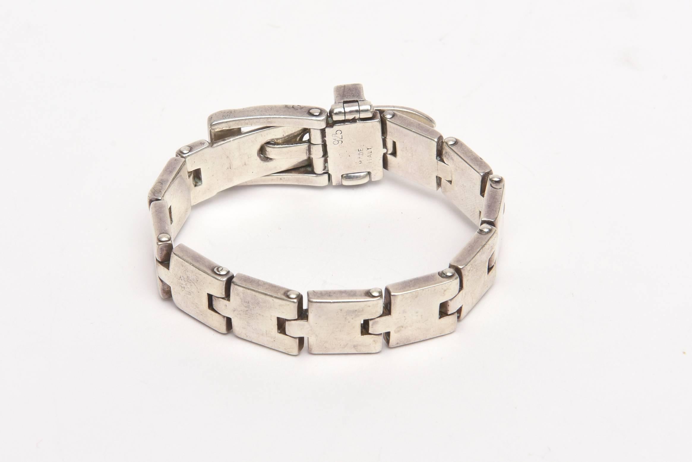 Ce bracelet à boucle en argent sterling, signé et poinçonné, de belle facture, convient à de nombreuses tailles. Au troisième trou, il convient à un petit poignet de taille 6 ou 6,5 avec encore un peu d'espace pour pendre ; ce n'est donc pas un