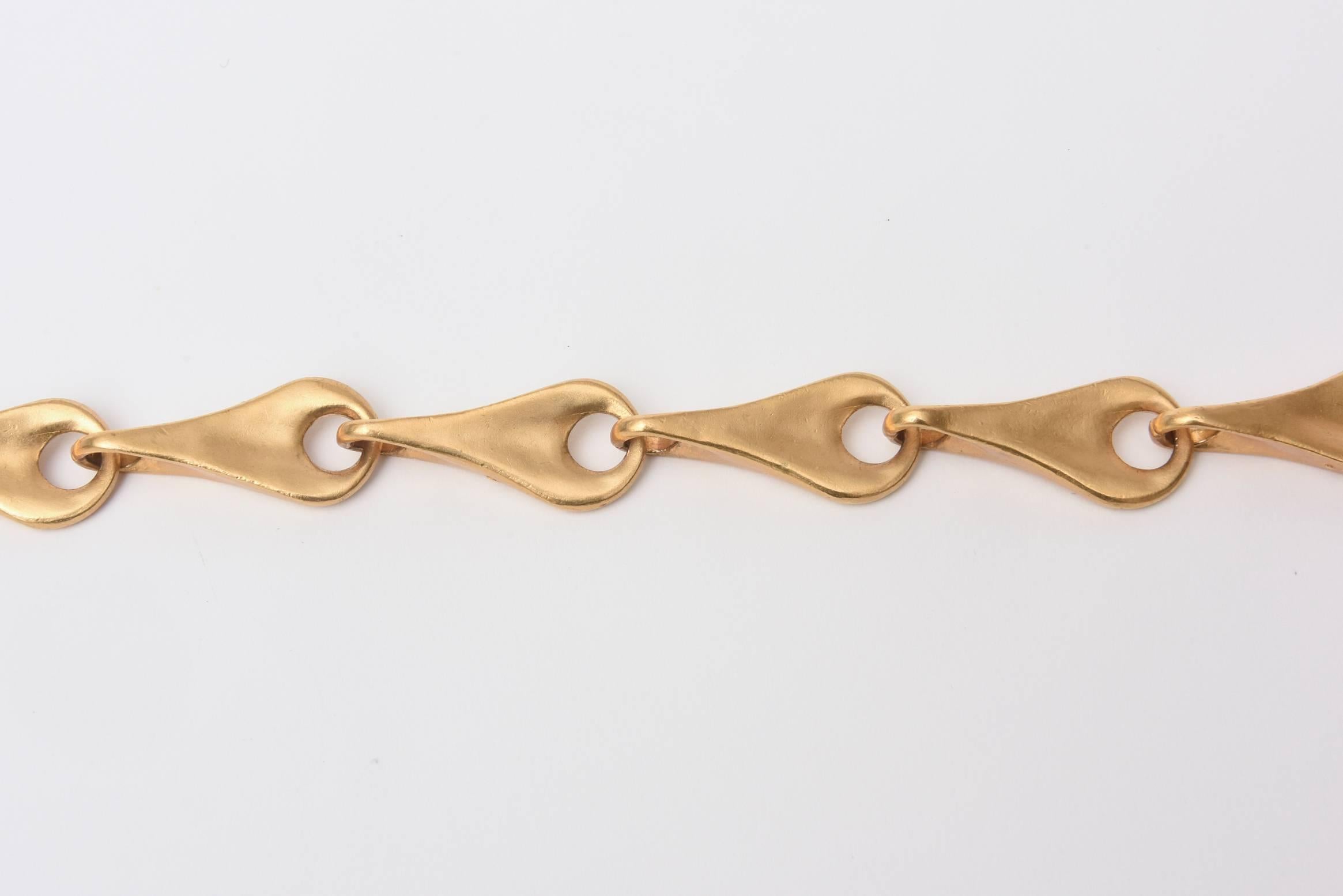 Ce collier d'époque a été conçu et réalisé à la fin des années 70 par Robert Lee Morris lorsqu'il avait sa galerie Art Wear à NYC/ Soho. C'est un bel exemple de ses formes sculpturales organiques et sensuelles.  Il s'agit aujourd'hui d'un collier
