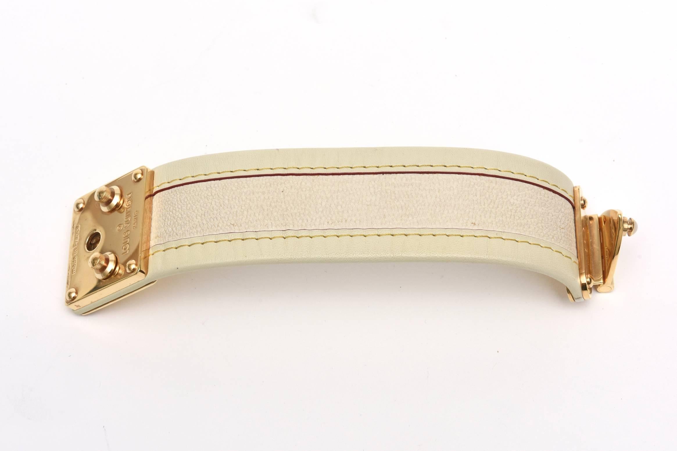 Manschettenarmband von Louis Vuitton aus Leder und vergoldeten Messingbeschlägen (Moderne)