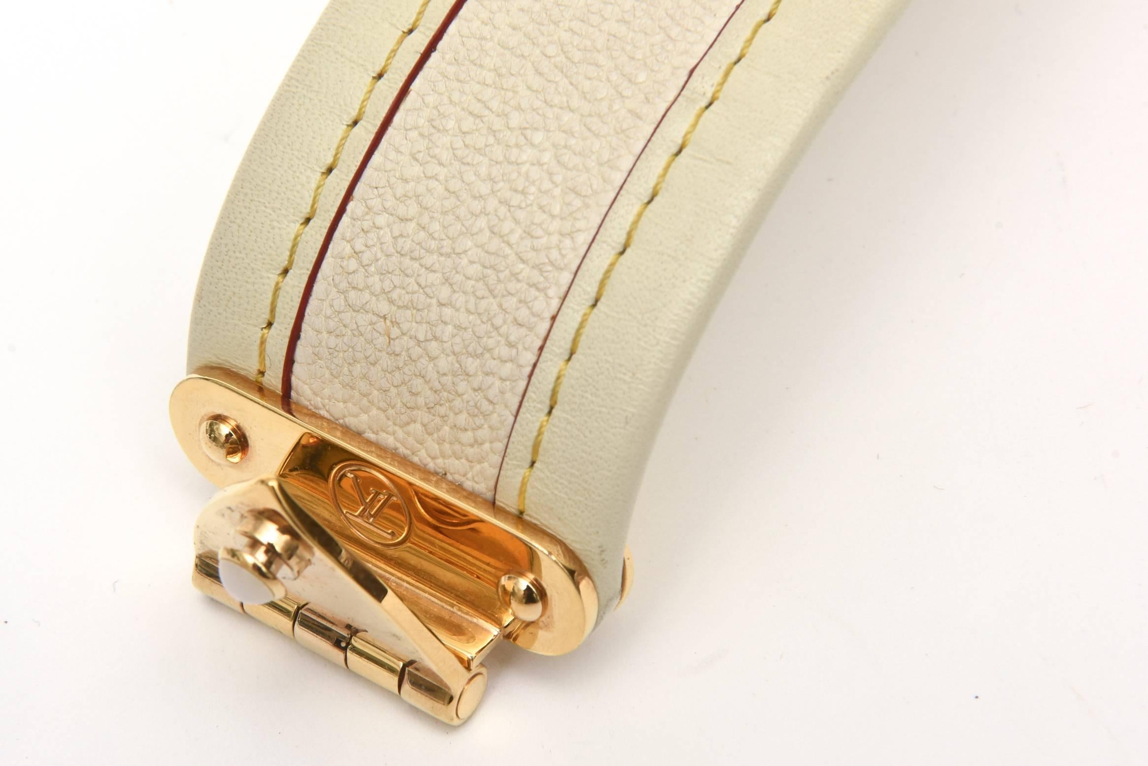 Manschettenarmband von Louis Vuitton aus Leder und vergoldeten Messingbeschlägen 3