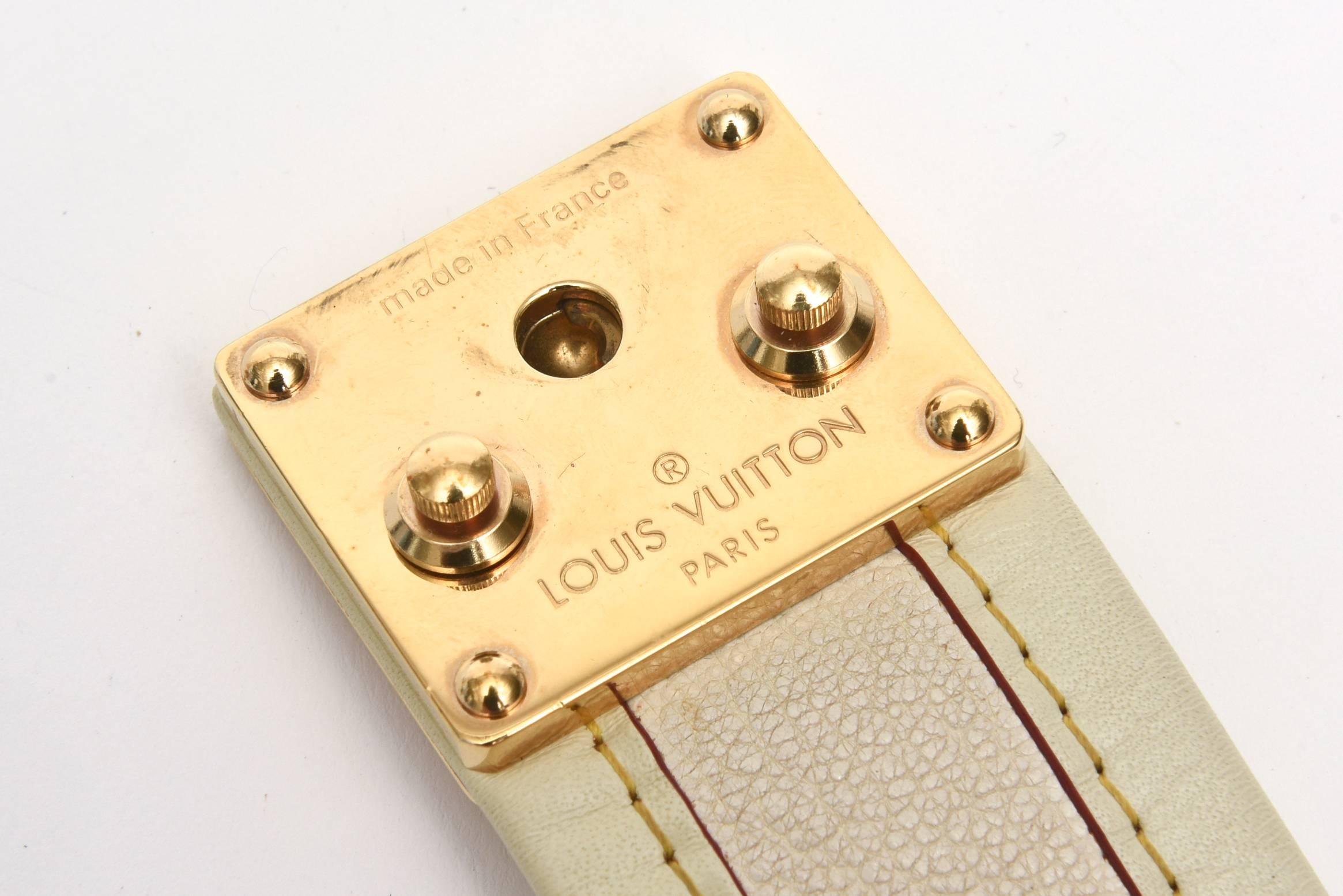 Manschettenarmband von Louis Vuitton aus Leder und vergoldeten Messingbeschlägen 4