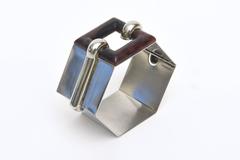 Französisches skulpturales Art-déco-Manschettenarmband aus Chrom und Bakelit