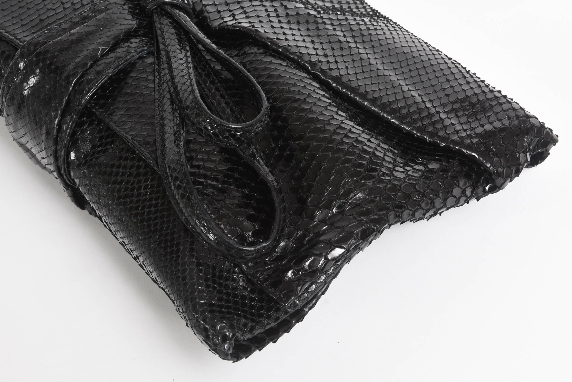 Noir  Valentino - Sac ou pochette en python noir en vente