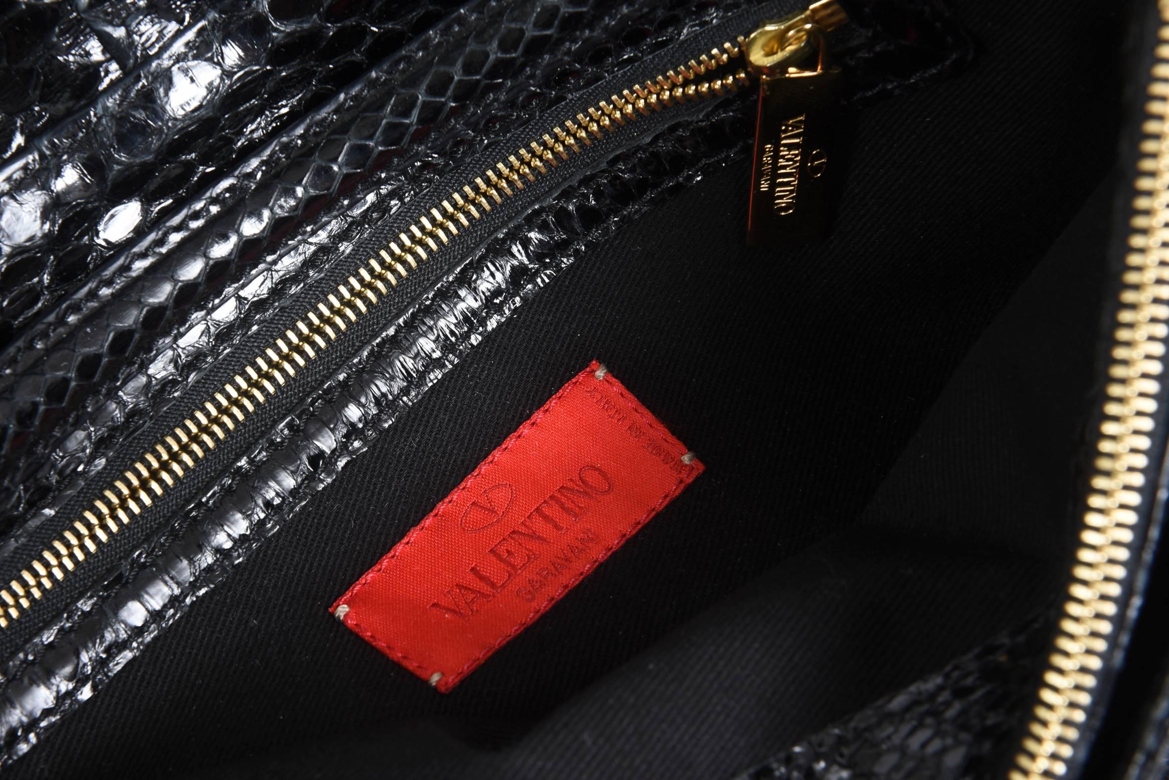 Valentino - Sac ou pochette en python noir en vente 3