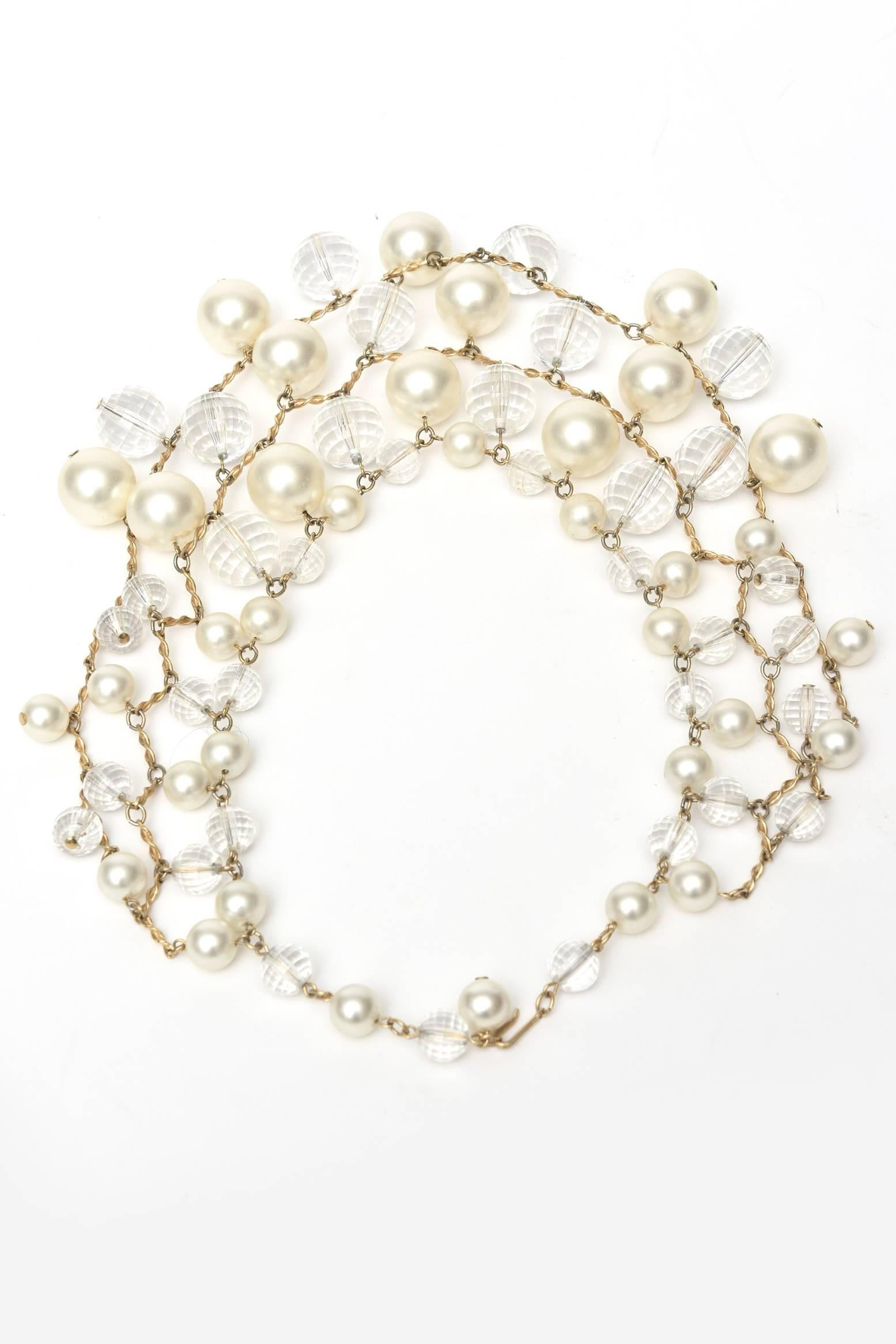 Collier Vintage en fausses perles, lucite facettée et laiton avec bavette multi-brins Pour femmes en vente