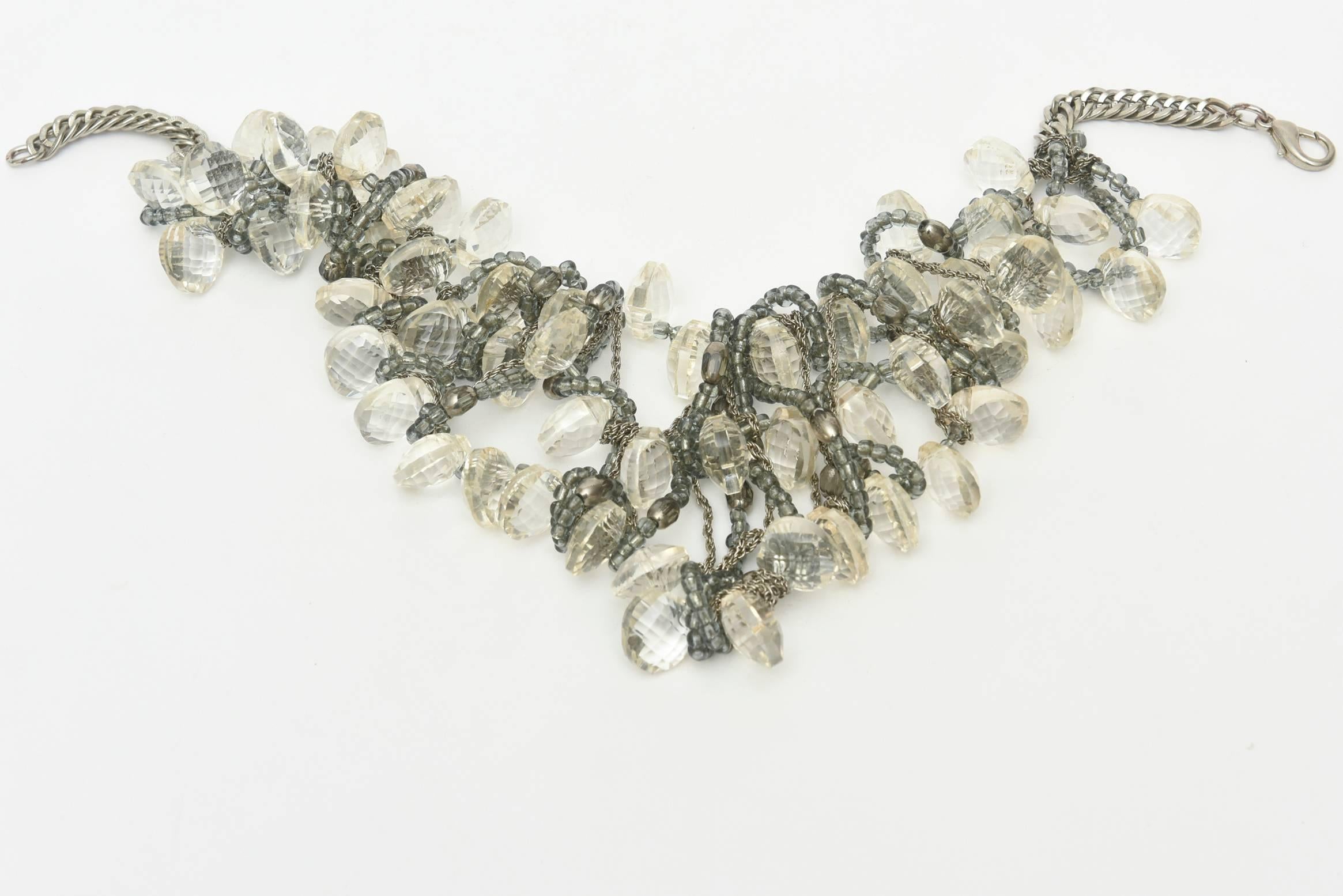 Facettierte Lucite-Halskette, Perlen und Silber Bib Multistrang Halskette, Vintage (Moderne) im Angebot
