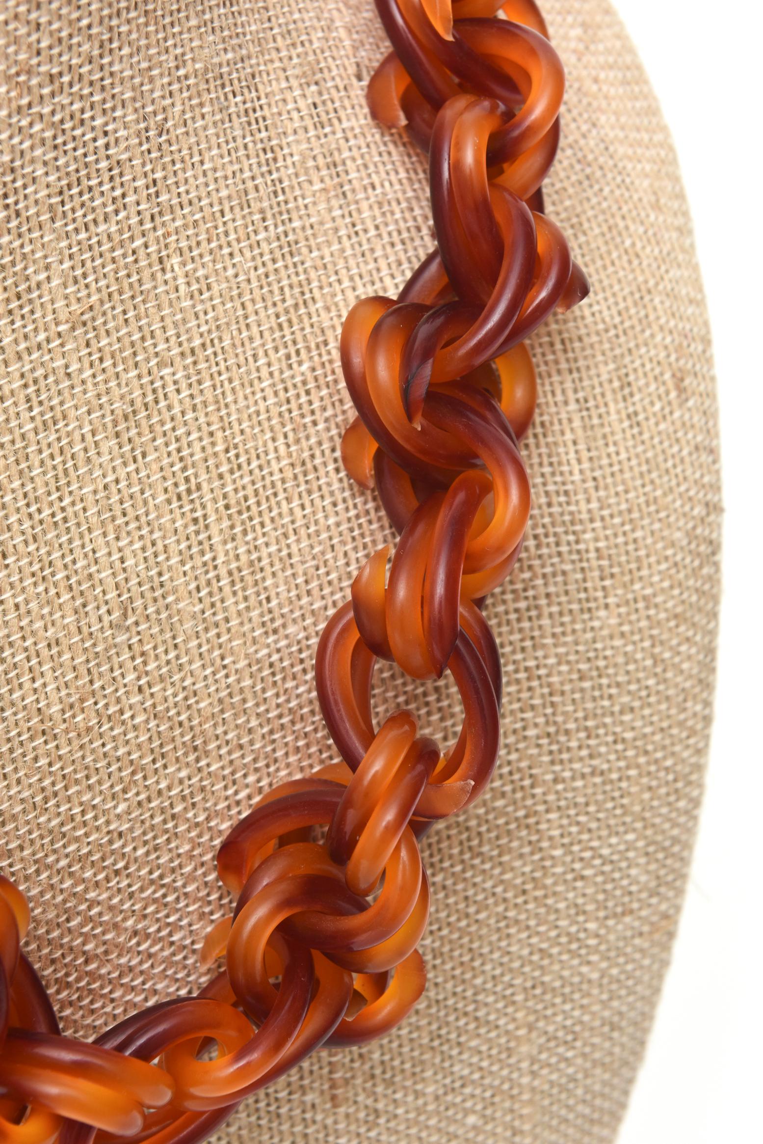 Twisted Amber Brown Lucite Link Necklace Vintage In Good Condition For Sale In North Miami, FL