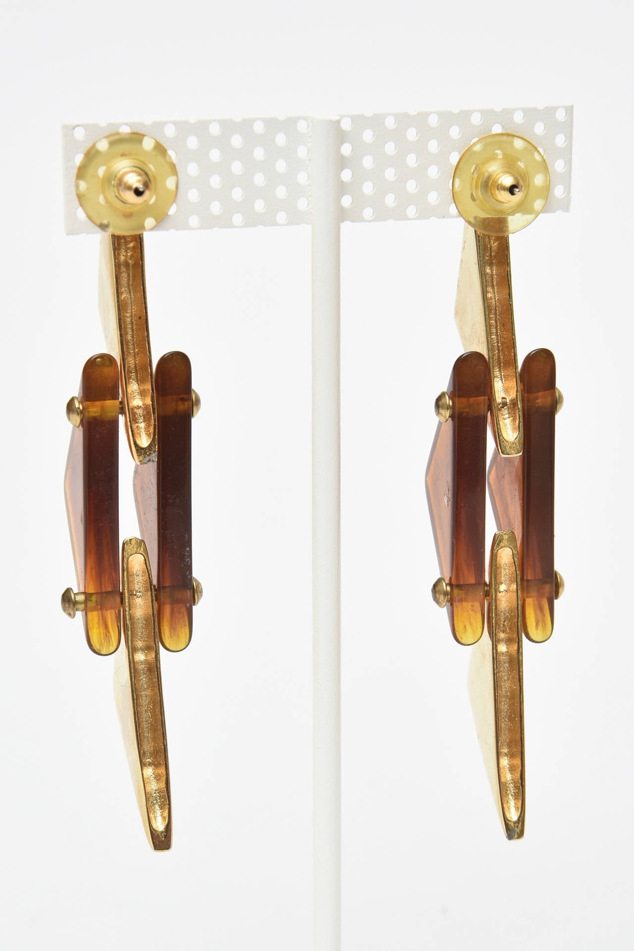 Vintage Brass and Amber Sculptural Lucite Dangle Earrings In Good Condition For Sale In North Miami, FL