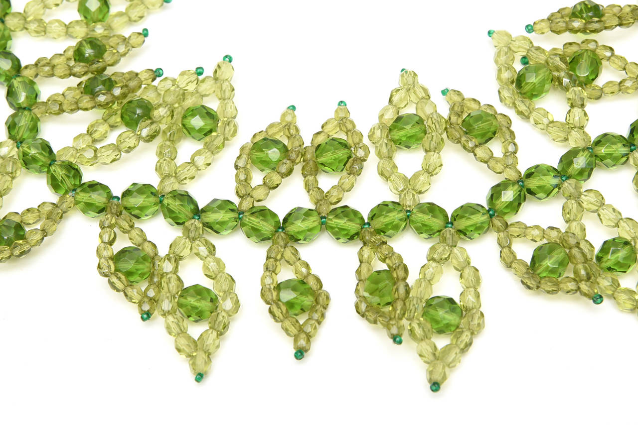 Coppola e Toppo Vintage Chartreuse Kelly Green Beaded Wrap Necklace Italian In Good Condition For Sale In North Miami, FL