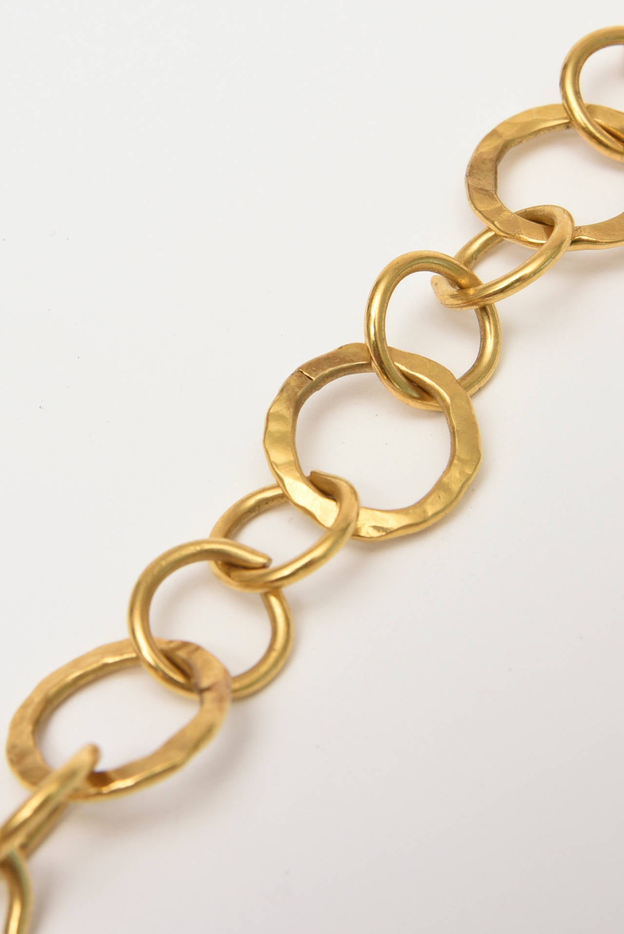 Sharron Yarro Handgehämmerte vergoldete Gliederkette und Karneol-Halskette (Moderne) im Angebot