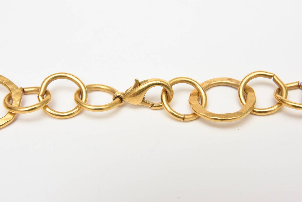 Sharron Yarro Handgehämmerte vergoldete Gliederkette und Karneol-Halskette (Brillantschliff) im Angebot