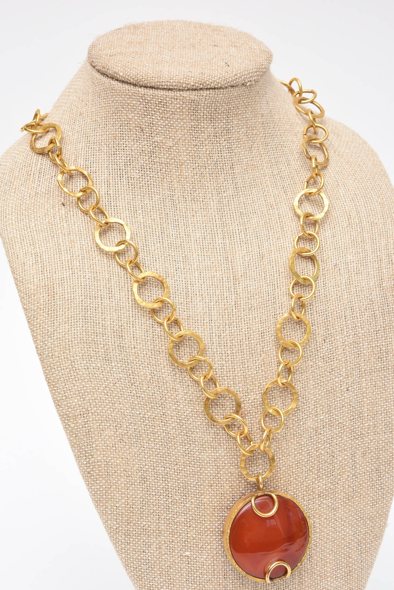 Modern Vintage Sharron Yarro Hand Hammered Gold Plated Link and Carnelian Necklace 80's For Sale