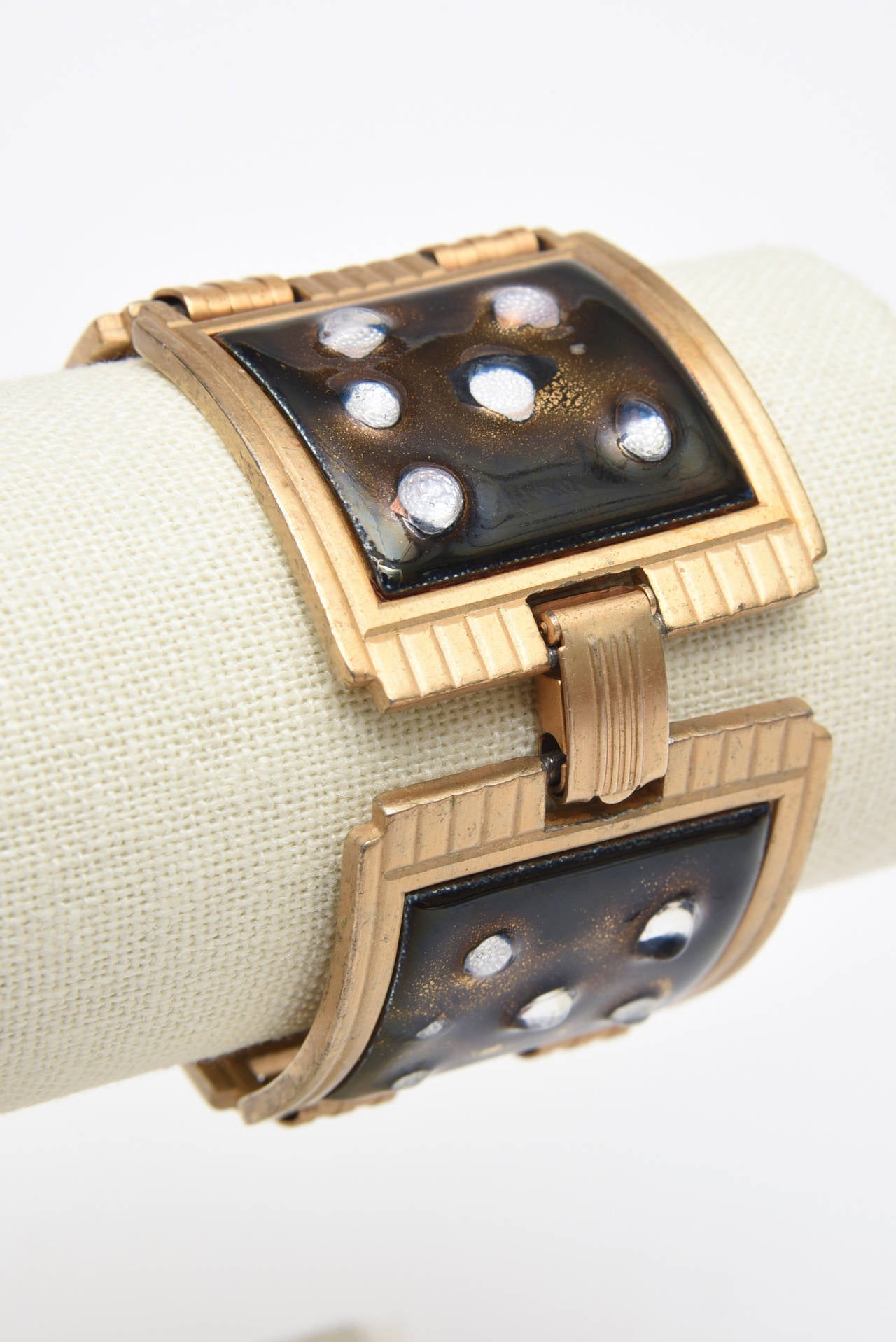 Bracelet manchette abstrait en émail blanc et Brown Dot Dot plaqué or en vente 2