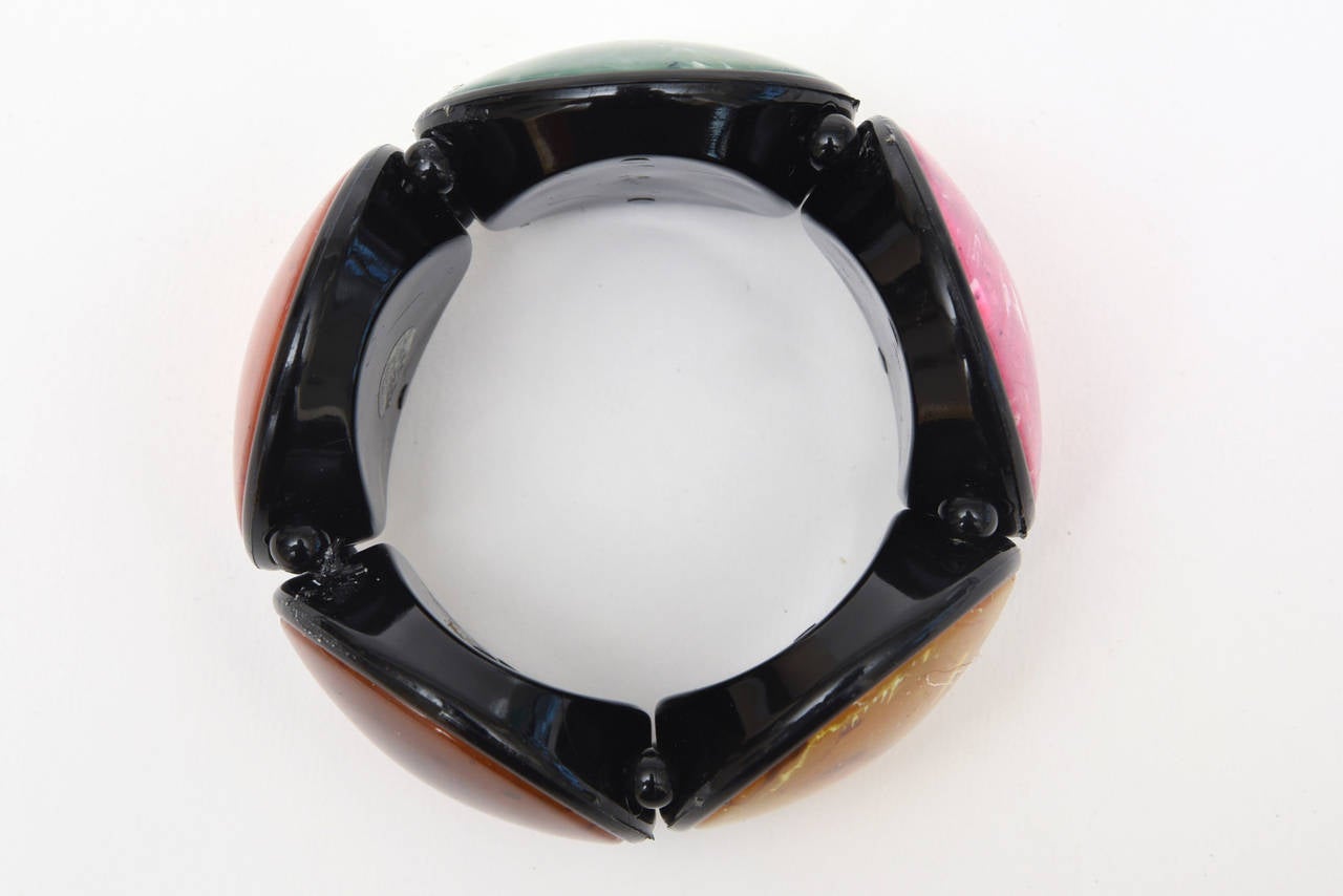 Bracelet en résine française à cinq disques rose, jaune ambre, vert sauge, orange rouille 80's en vente 3