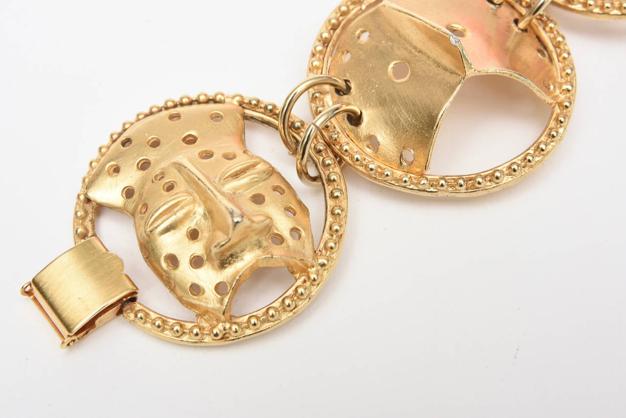 Vergoldetes, signiertes Yo Hai-Maske-Charm-Armband  (Moderne) im Angebot
